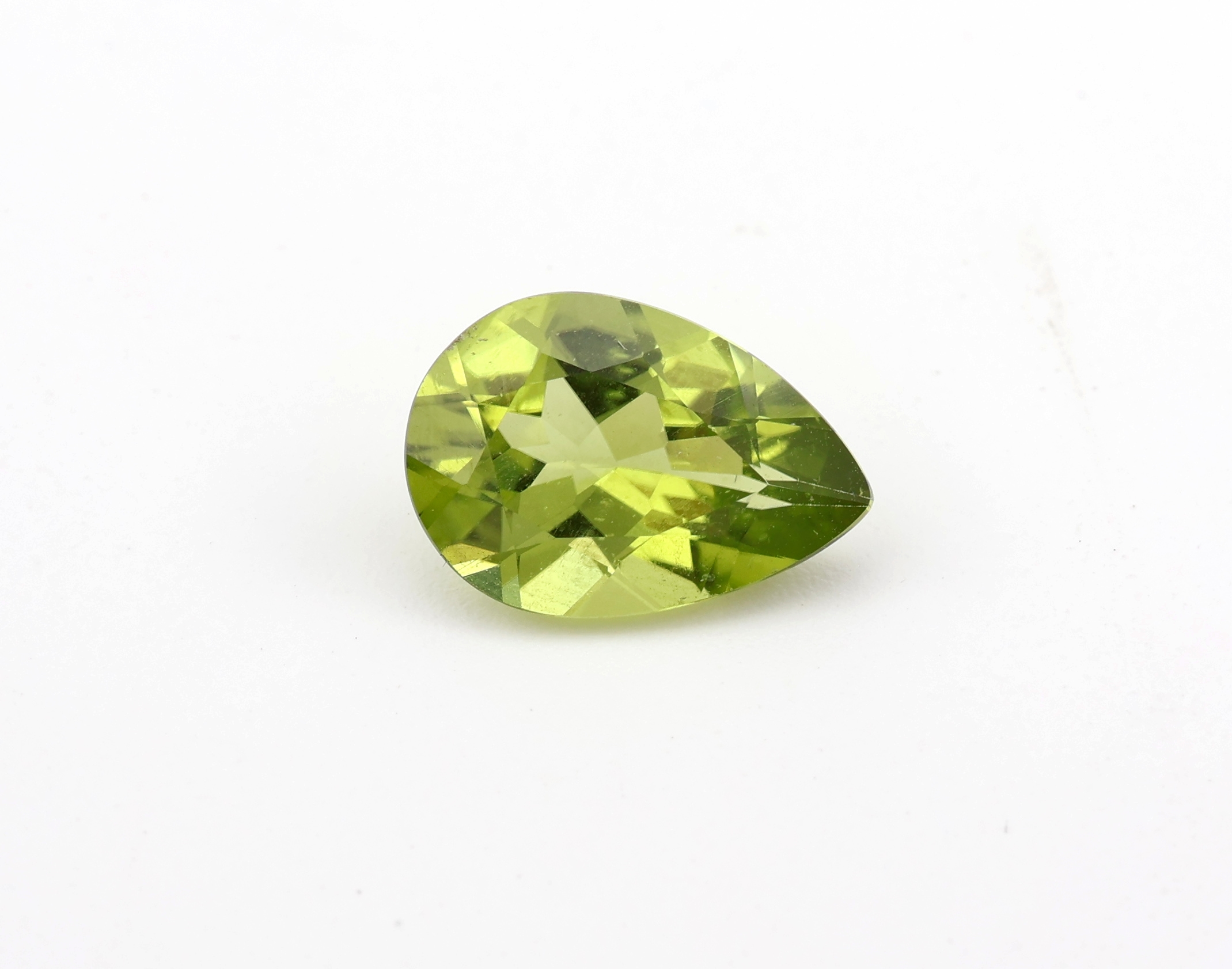 Detail b: Loser facett. Peridottropfen, 2.12 ct