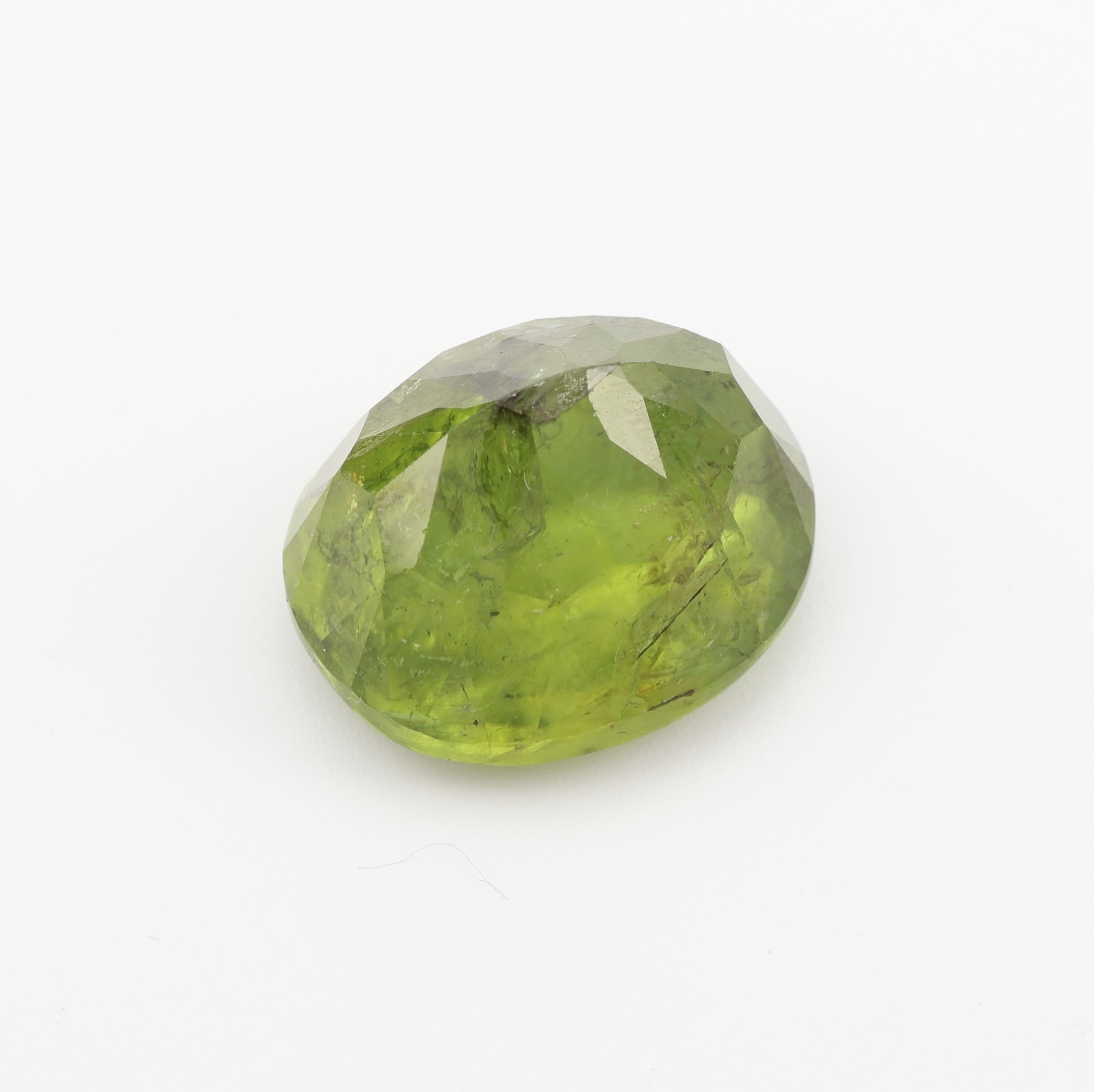 Detail b: Loser ovalfacett. Peridot, 18.18 ct, Gelb- Grün, 16.08 x 13.55 x 10.73 mm, mit GEM Report
