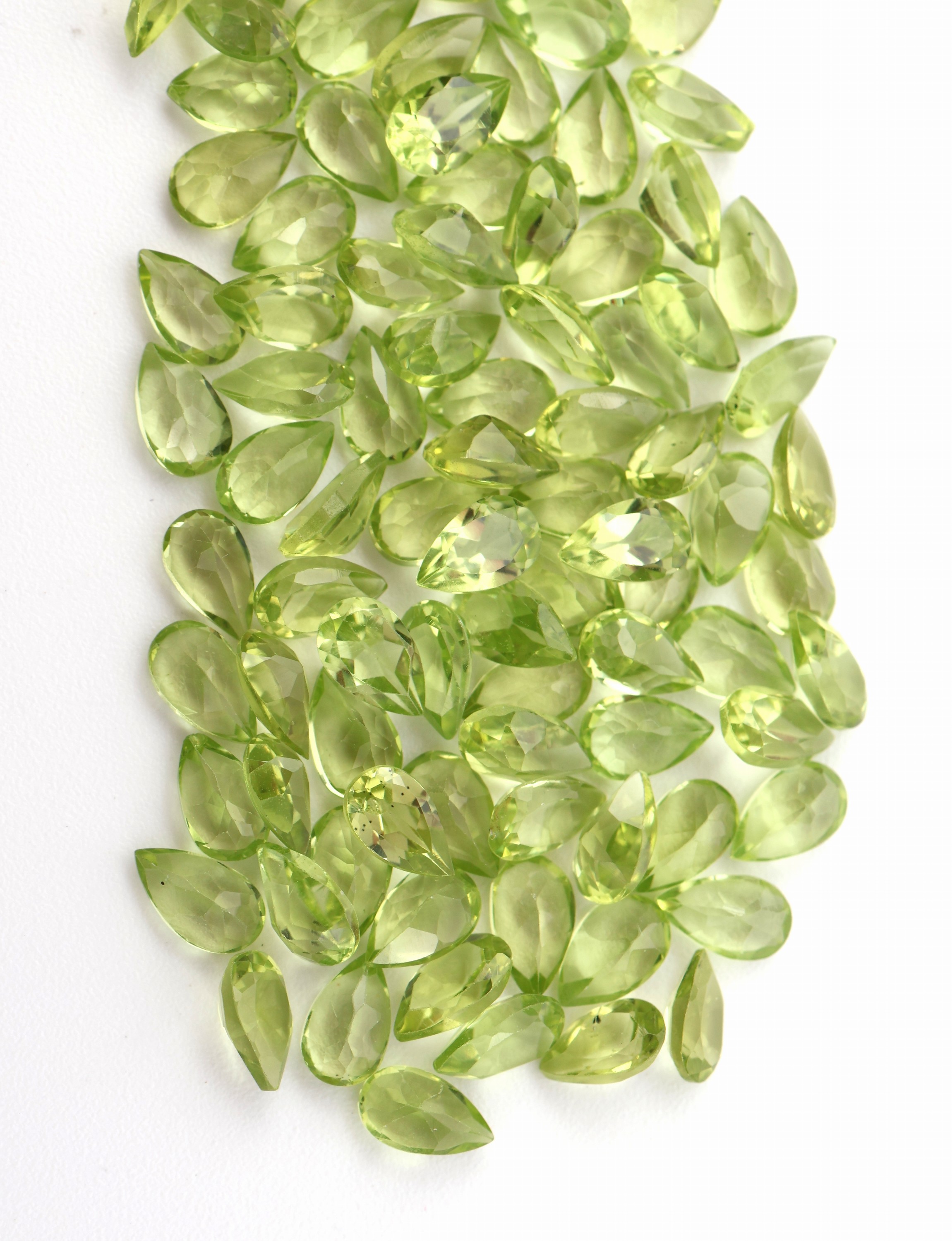 Detail b: Lot lose facett. Peridottropfen, zus. 24.26 ct
