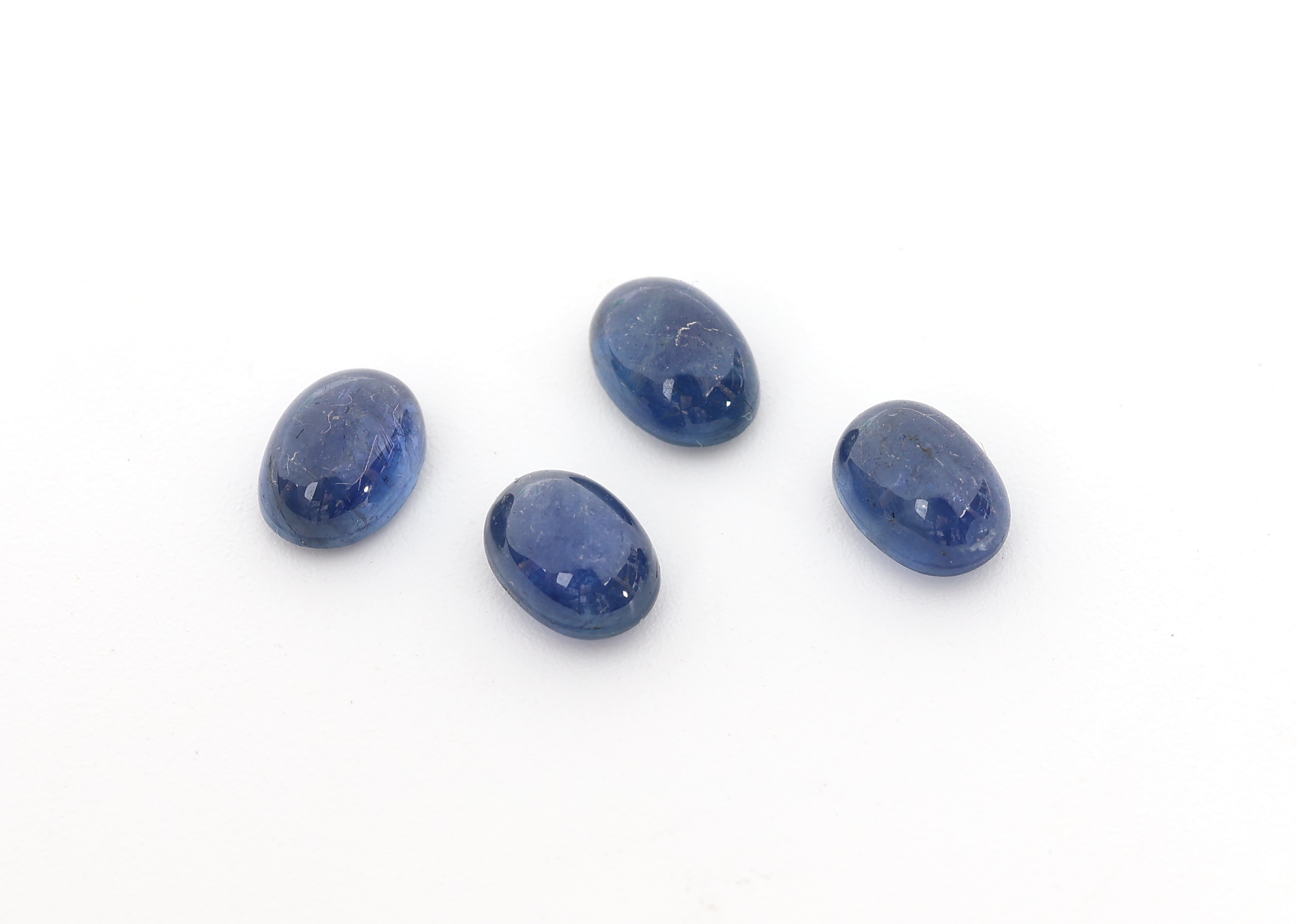 Lot 4 lose ovale Saphircabochons, zus. 5.39 ct