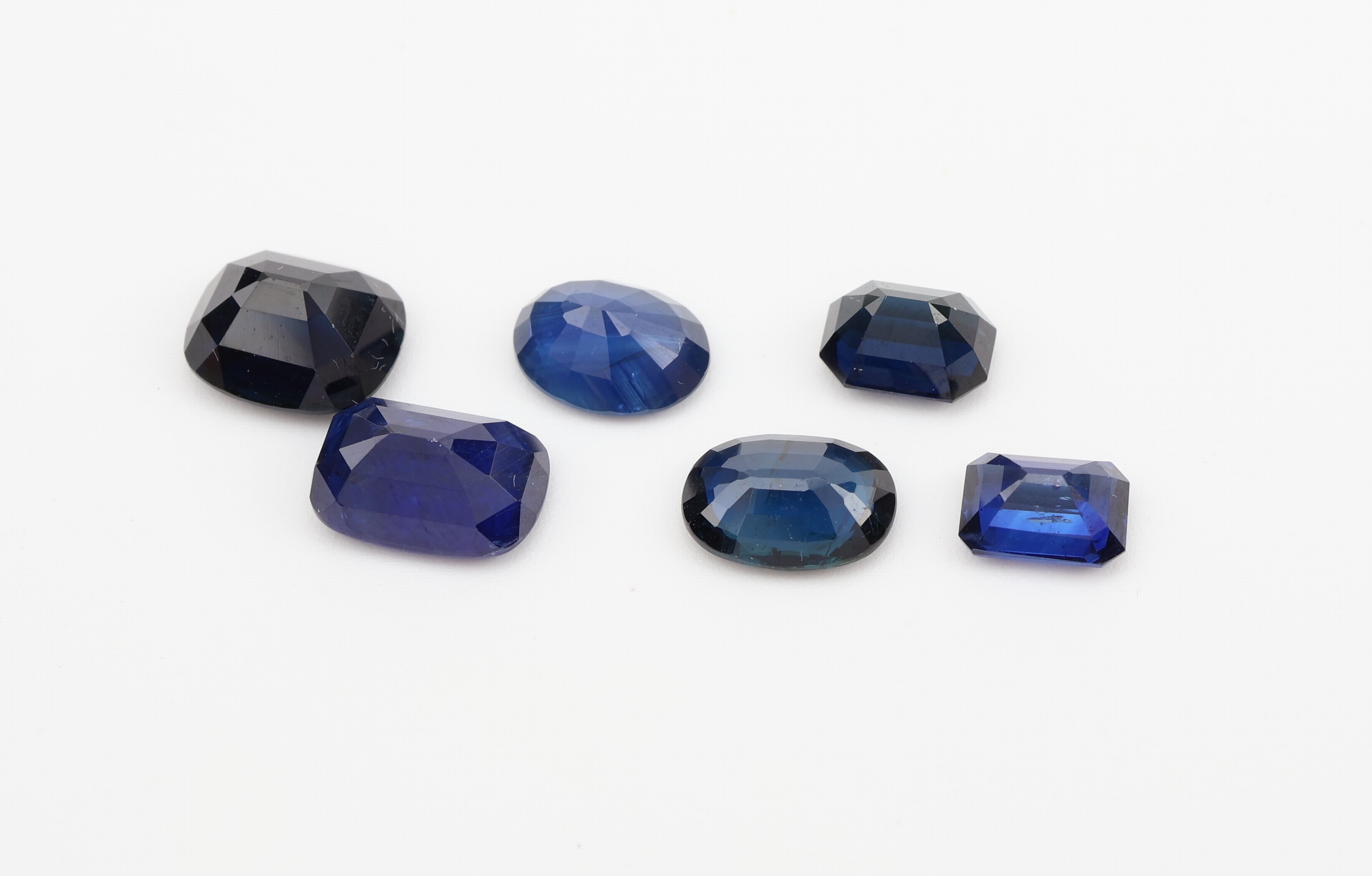 Detail a: Lot 6 lose facett. Saphire, zus. 9.15 ct, versch. Formen, Farben und Grössen