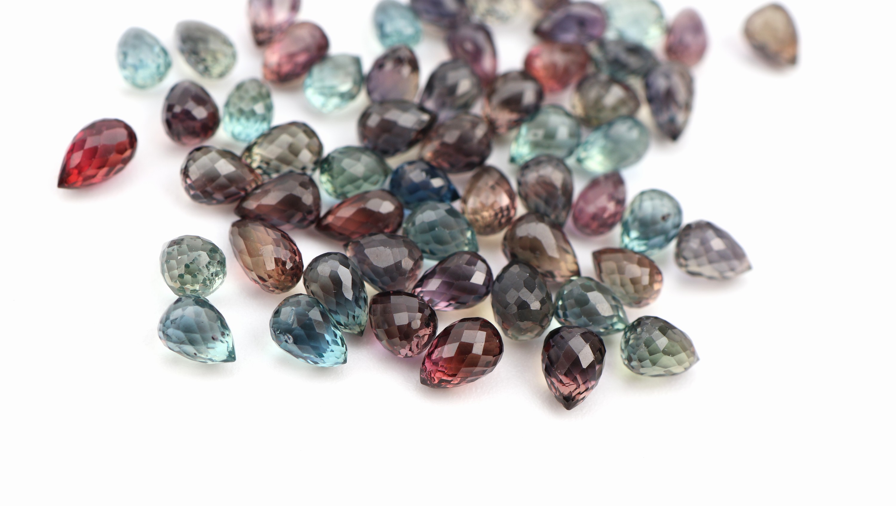 Detail a: Lot lose facett. Saphirtropfen und -briolettes zus. 18.11 ct, in versch. Farben