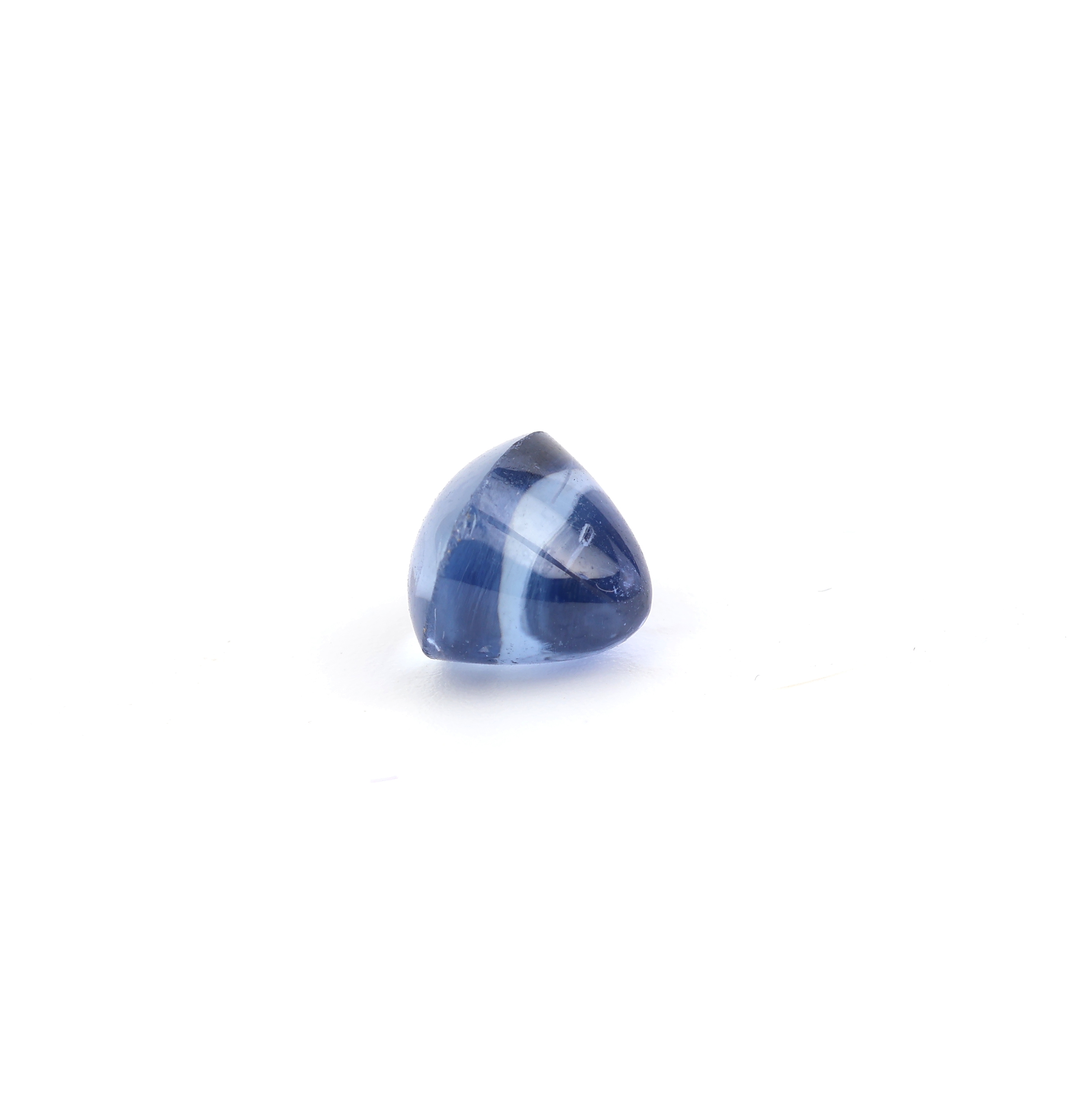 Detail a: Loser ovaler Sternsaphircabochon, 3.31 ct, oval sugarloaf, 8.24 x 6.49 x 7.01 mm, mit GEMReport, unbeh., Fundort Sri Lanka