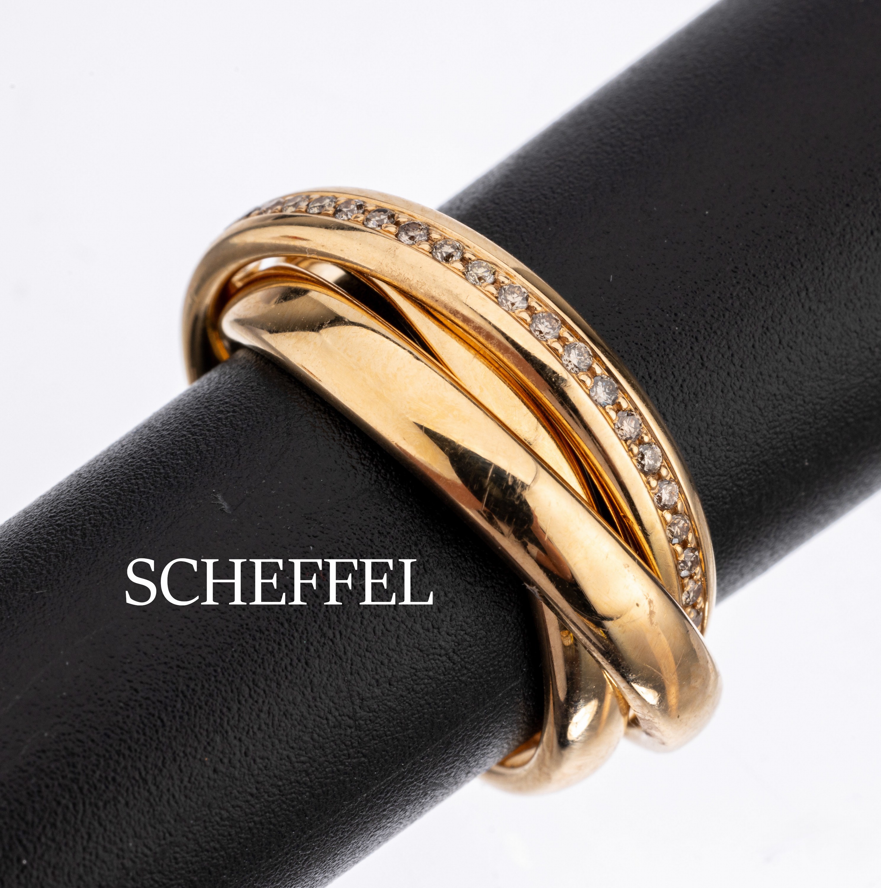 18 kt Gold SCHEFFEL Brillant-Ring, GG 750/000, 3 in sich verschlungene Ringe, 1 x mit Brillanten zus. ca. 0.30 ct nat. Braun, RW52/ 53, ca. 14.4 g