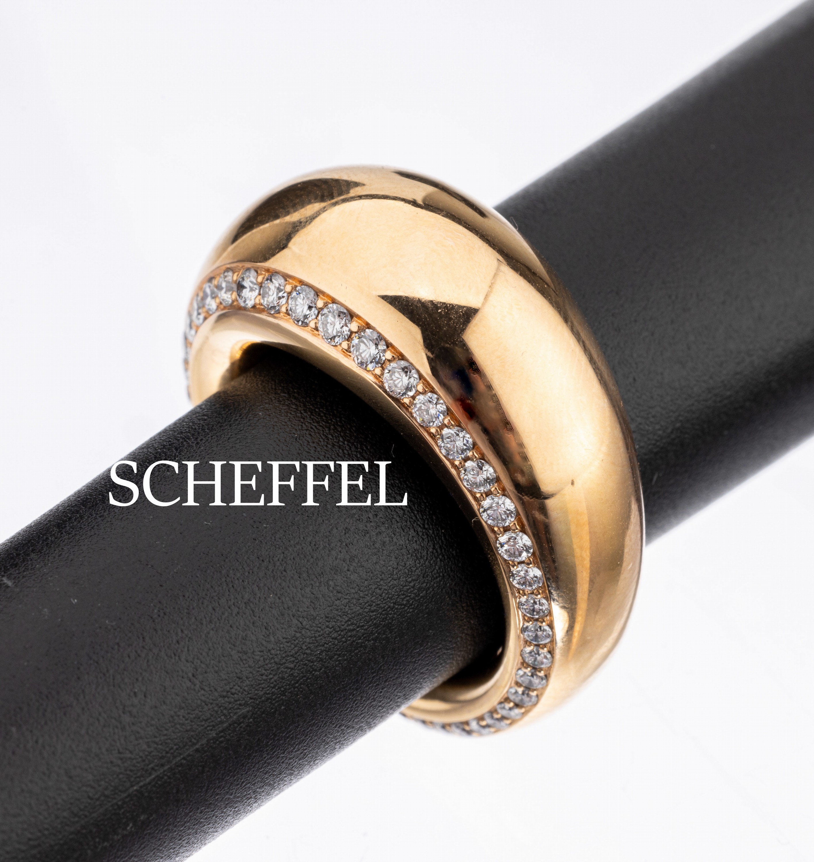 18 kt Gold SCHEFFEL Brillant-Ring, GG 750/000, Aussenschiene bes. mit Brillanten zus. ca. 0.67 ct feines Weiß/vs, RW 55, ca. 15g