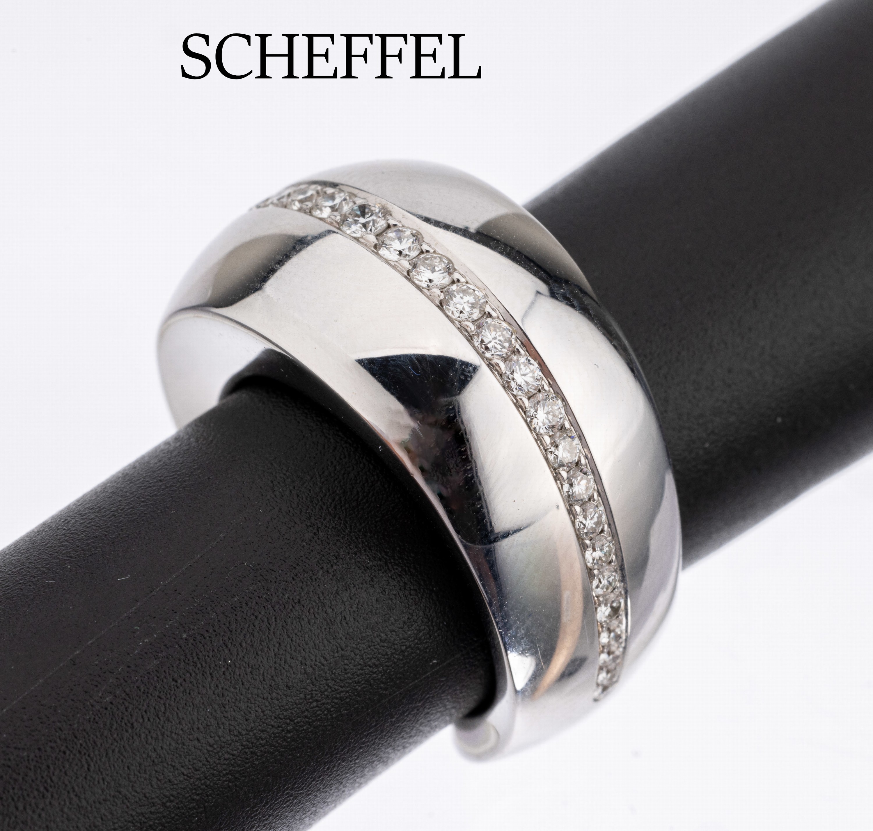 18 kt Gold SCHEFFEL Brillant-Ring, WG 750/000, mittig Brillanten zus. 0.70 ct feinesWeiß/vs, RW 55, ca. 13.3 g
