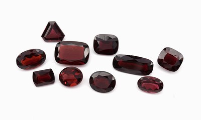 Image Lot 10 loose bevelled garnets , total 61.81 ct, in different shapes, sizes and colour ...