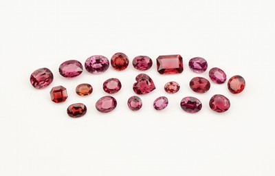 Image Lot 21 loose bevelled garnets , total 33.04 ct, in different shapes, sizes and colour ...