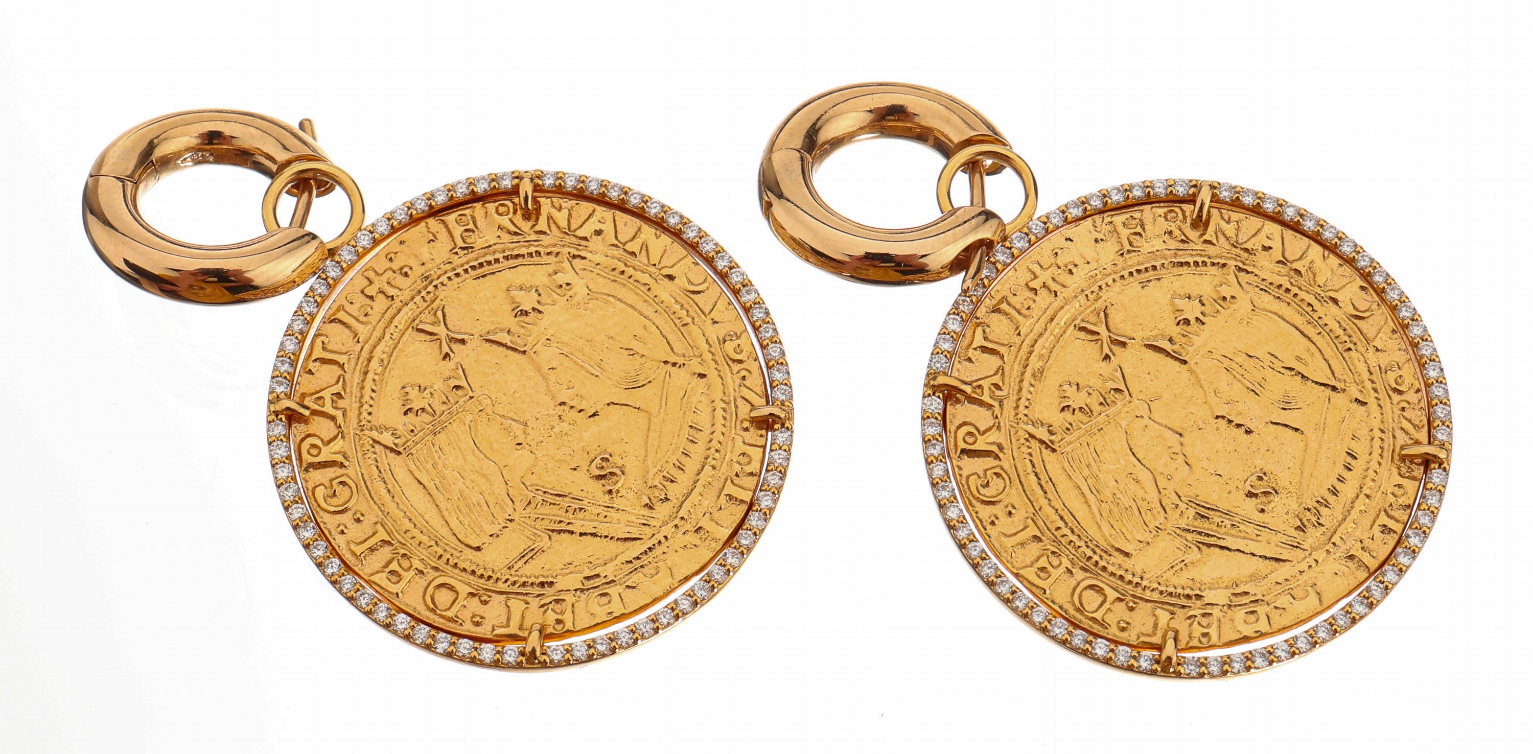 Paar 18 kt Gold Brillant Ohrcreolen, GG 750/000, 2 Einhänger in 18 kt Gold in Form antiker Münzen jeweils mit Brillantkranz ca. 0.65 ct feines ...