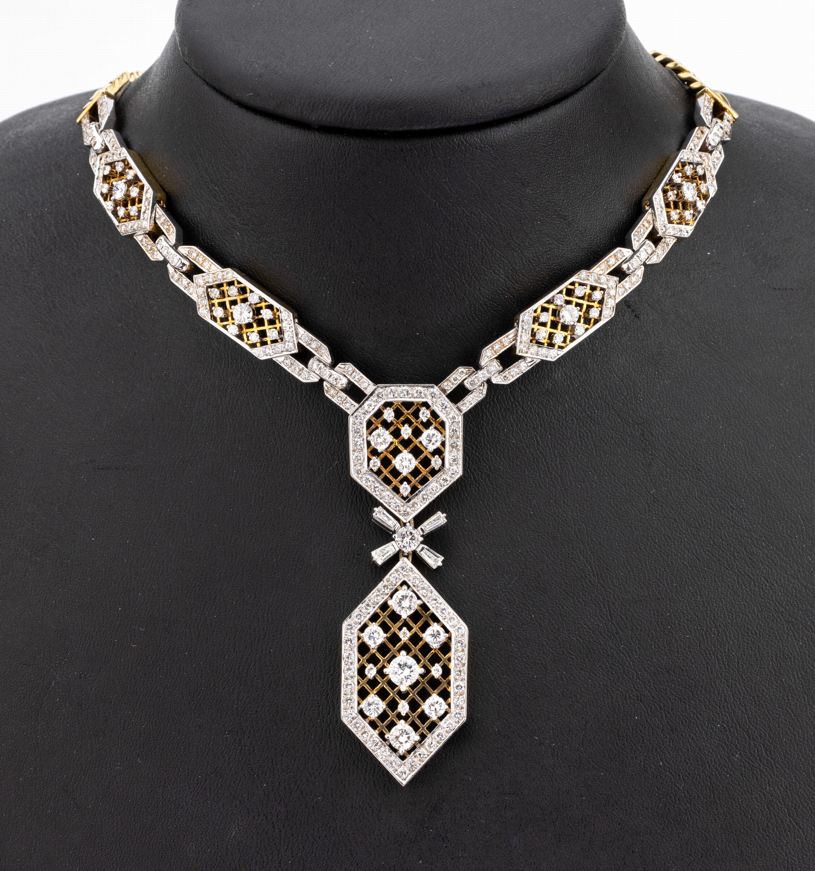 14 kt Gold Diamant-Collier, GG/WG 585/000, prunkvolle Gestaltung, 262 Brillanten und Diamanttrapeze zus. ca. 6.0 ct feines Weiß- Weiß/vs-si, L. ...
