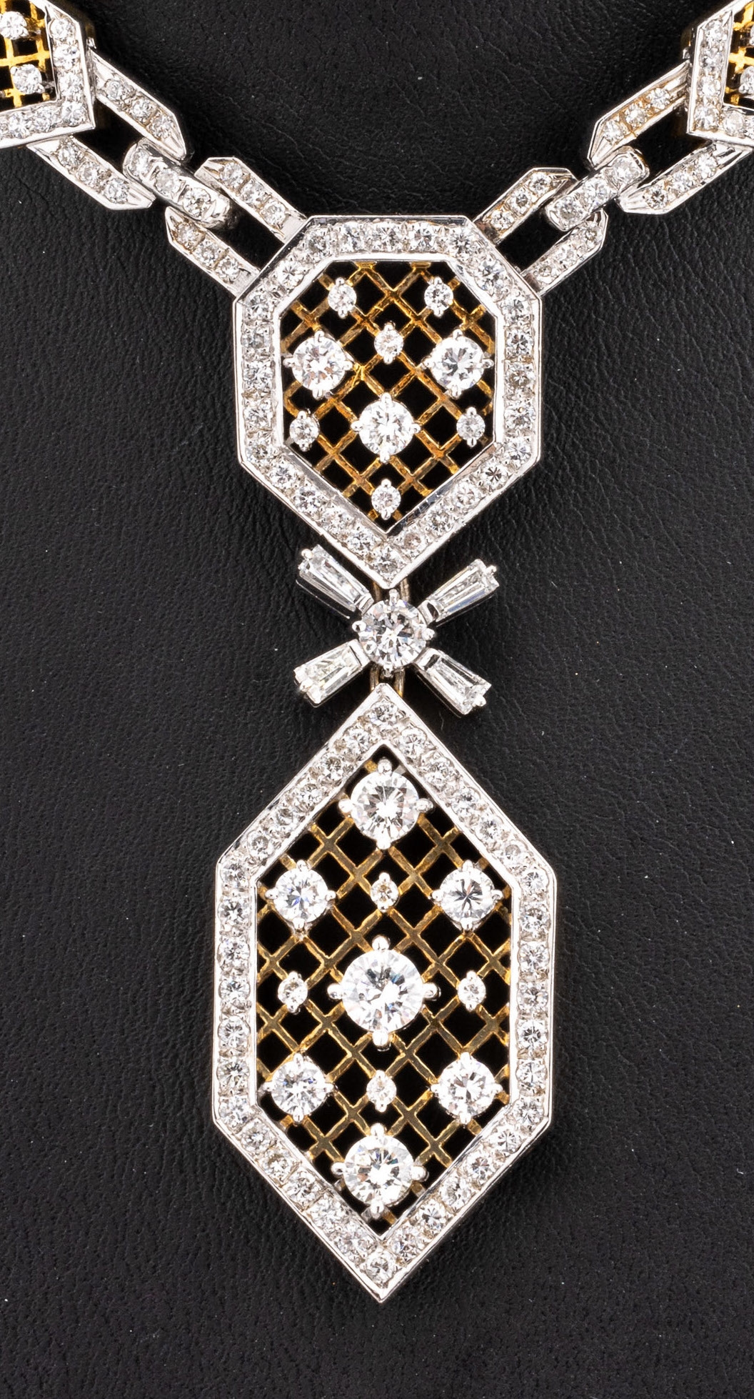 Detail a: 14 kt Gold Diamant-Collier, GG/WG 585/000, prunkvolle Gestaltung, 262 Brillanten und Diamanttrapeze zus. ca. 6.0 ct feines Weiß- Weiß/vs-si, L. ...