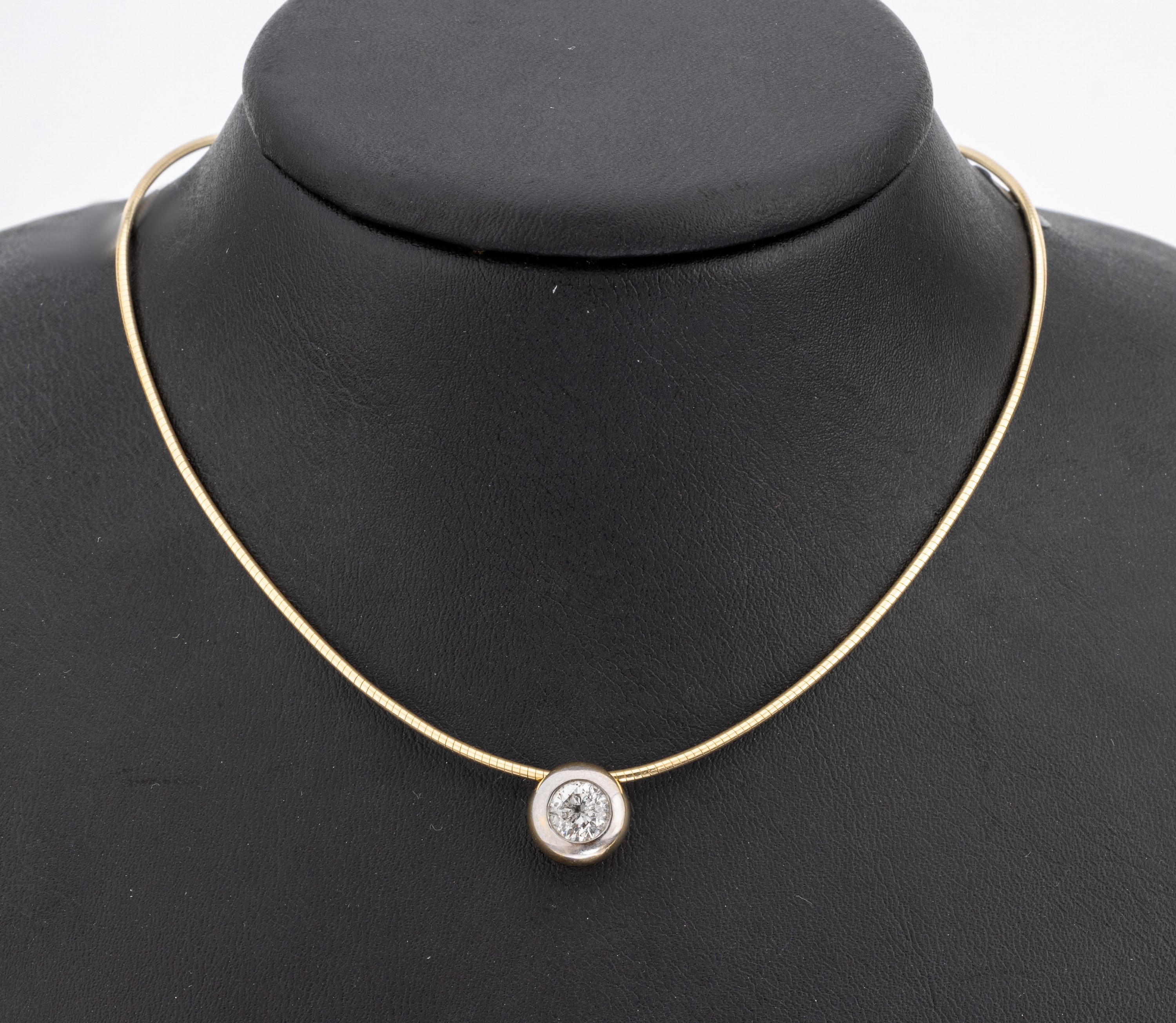 14 kt Gold Brillant Anhänger, GG/WG 585/ 000, Brillant-Solitär ca. 1.0 ct Weiss/p2, in Zargenfassung, an Kette L. ca. 45 cm, ca. 10.8 g, ...