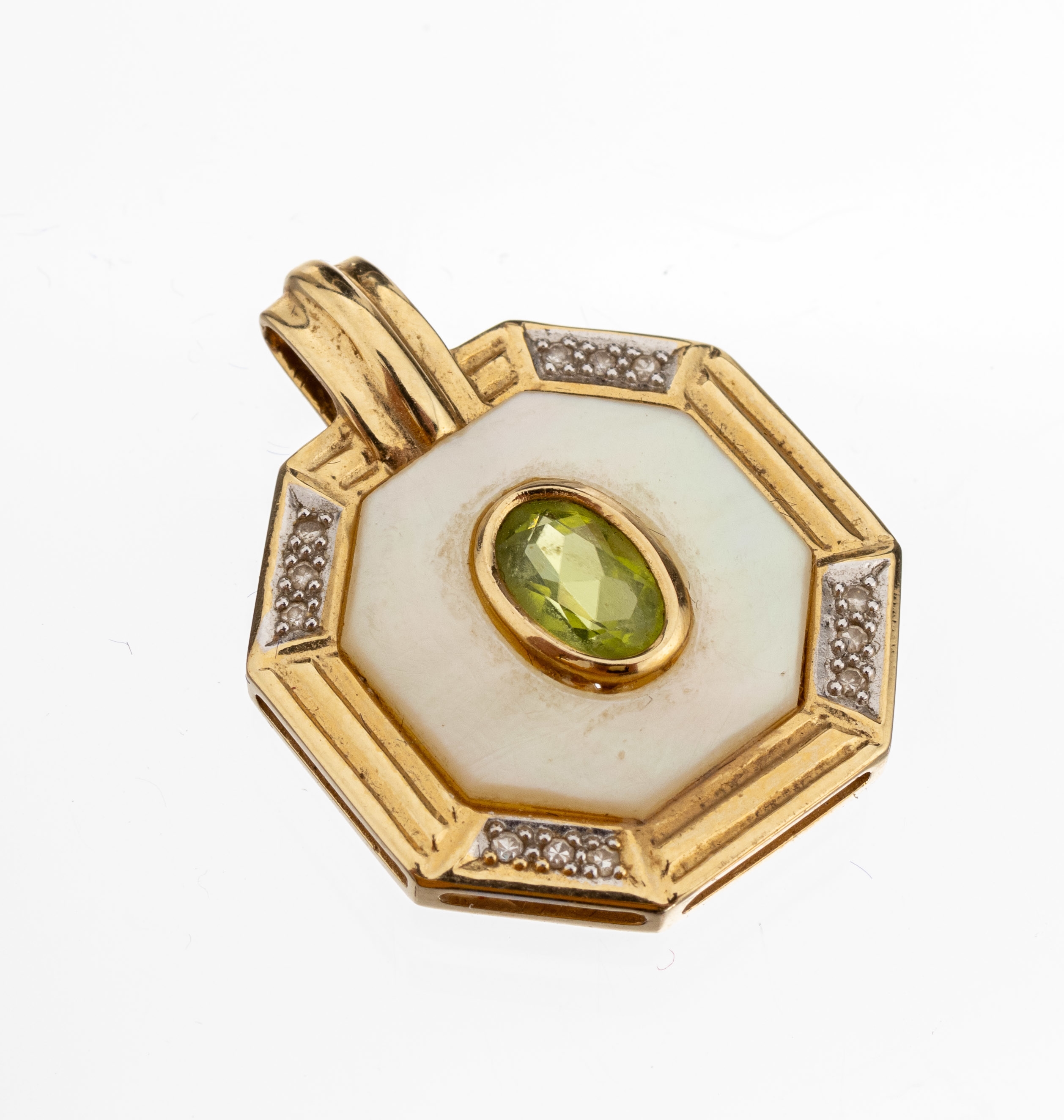 14 kt Gold Peridot Diamant Anhänger, GG 585/000, ovalfacett. Peridot ca. 1.0 ct, umgeben von einer Perlmutteinlage, 12 8/8- Diamanten zus. ca. 0.06 ...