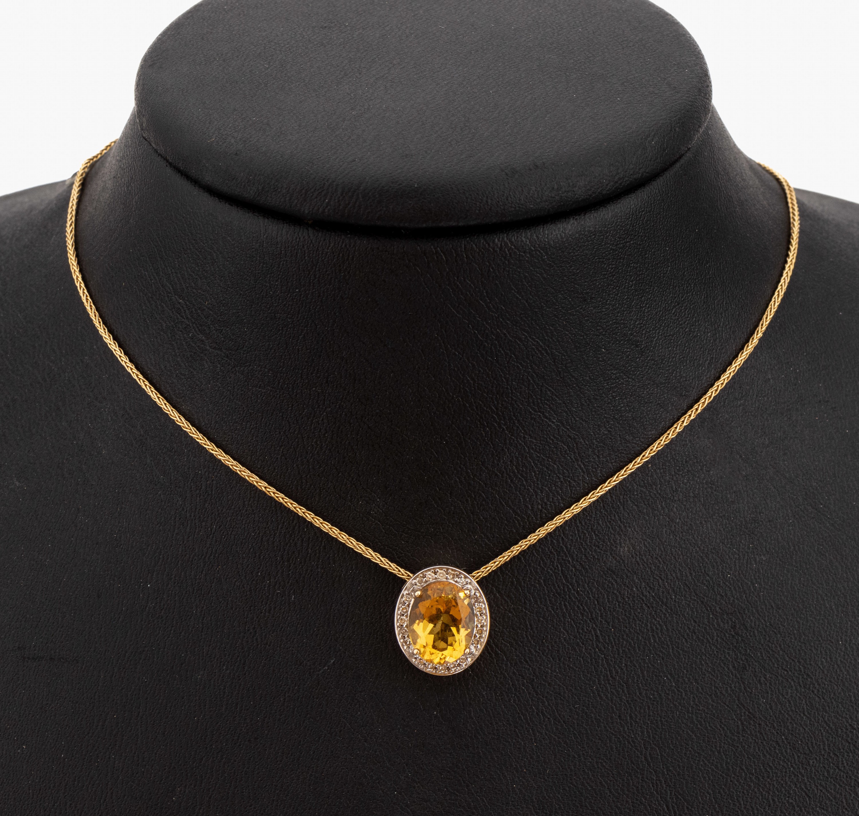 14 kt Gold Citrin Diamant Anhänger, GG 585/000, ovalfacett. Citrin ca. 3.0 ct, umgeben von 20 8/8-Diamanten zus. ca. 0.10 ct Weiss/p, an Kette L. ...