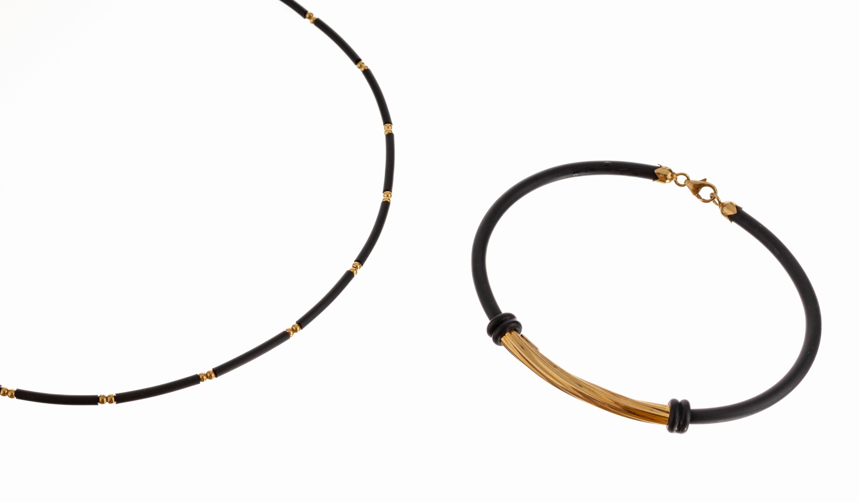 18 kt Gold Kautschuk-Schmuckset, GG 750/000, best. aus: Collier und Armband, Kugeln, längliche Element und Schliessen aus GG, L. ca. 45 cm, D. ca. ...