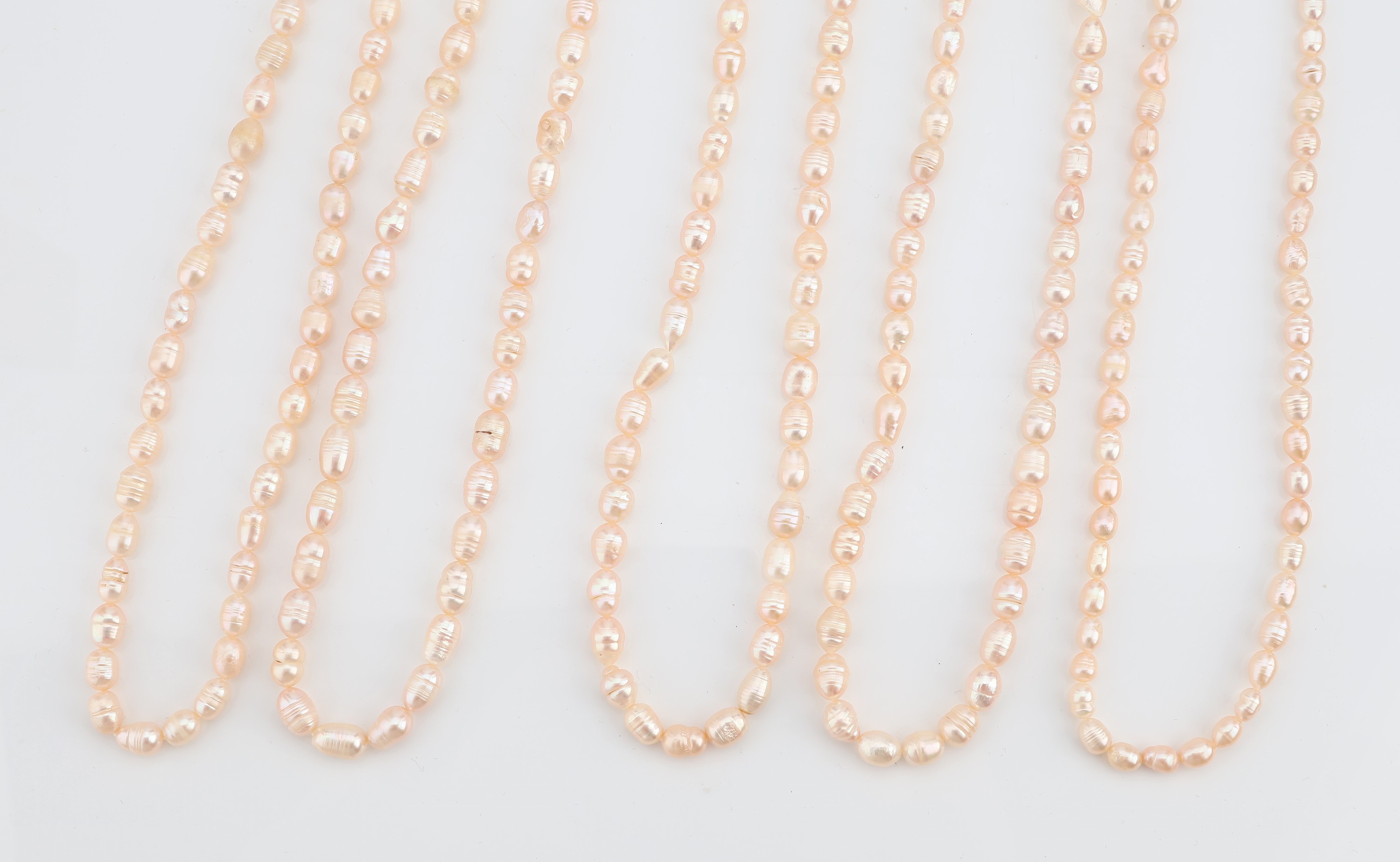Detail d: Konvolut 15 chinesische Süsswasserzuchtperl- Collier, apricotfarben, L. ca. 60 cm, Magnetkugelschliessen Metall