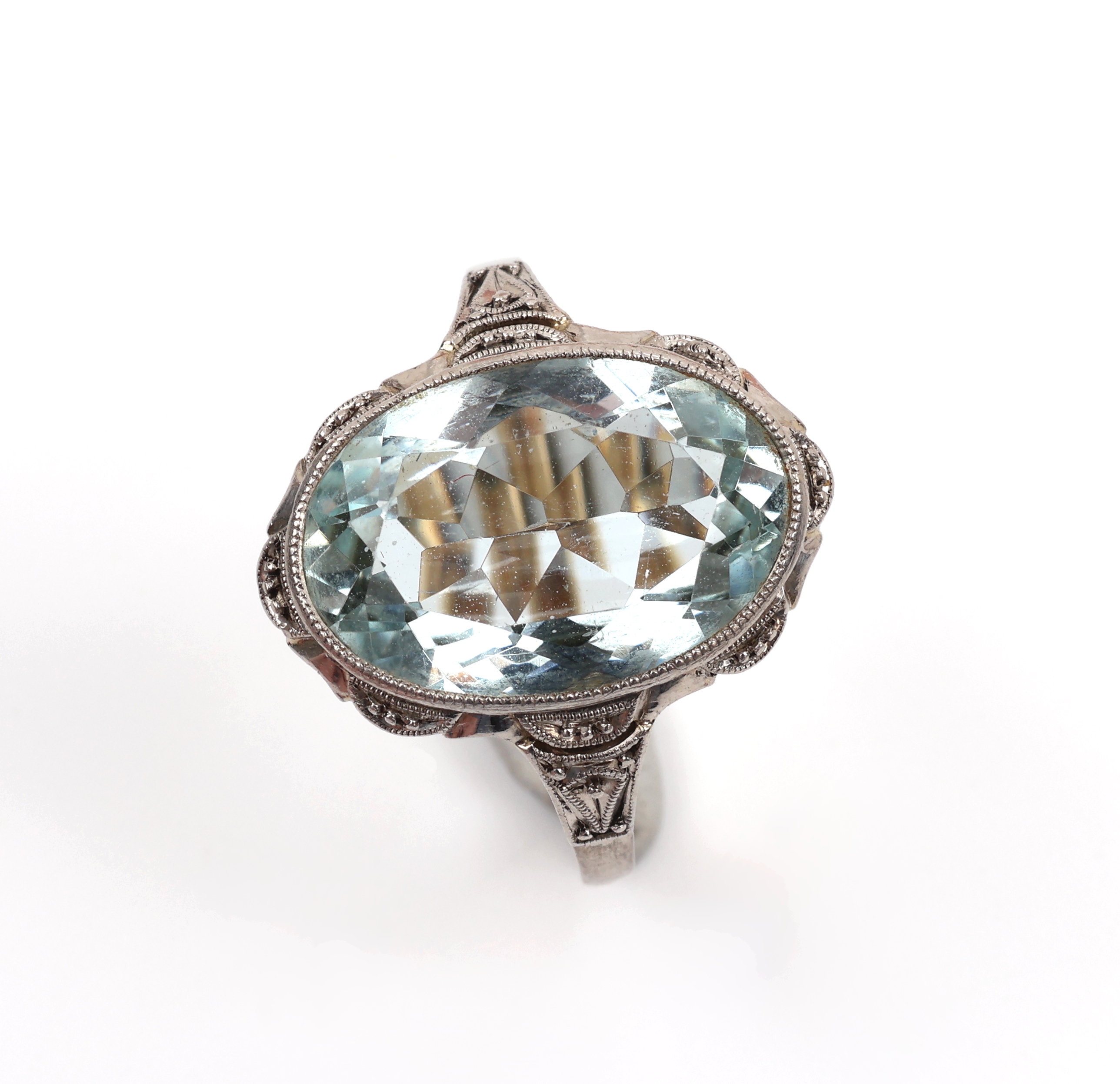 Detail a: 14 kt Gold Aquamarin-Ring, 1920er-30er Jahre, GG/WG 585/000, ovalfacett. Aquamarin ca. 4.00 ct, RW 55, ca. 4.1 g