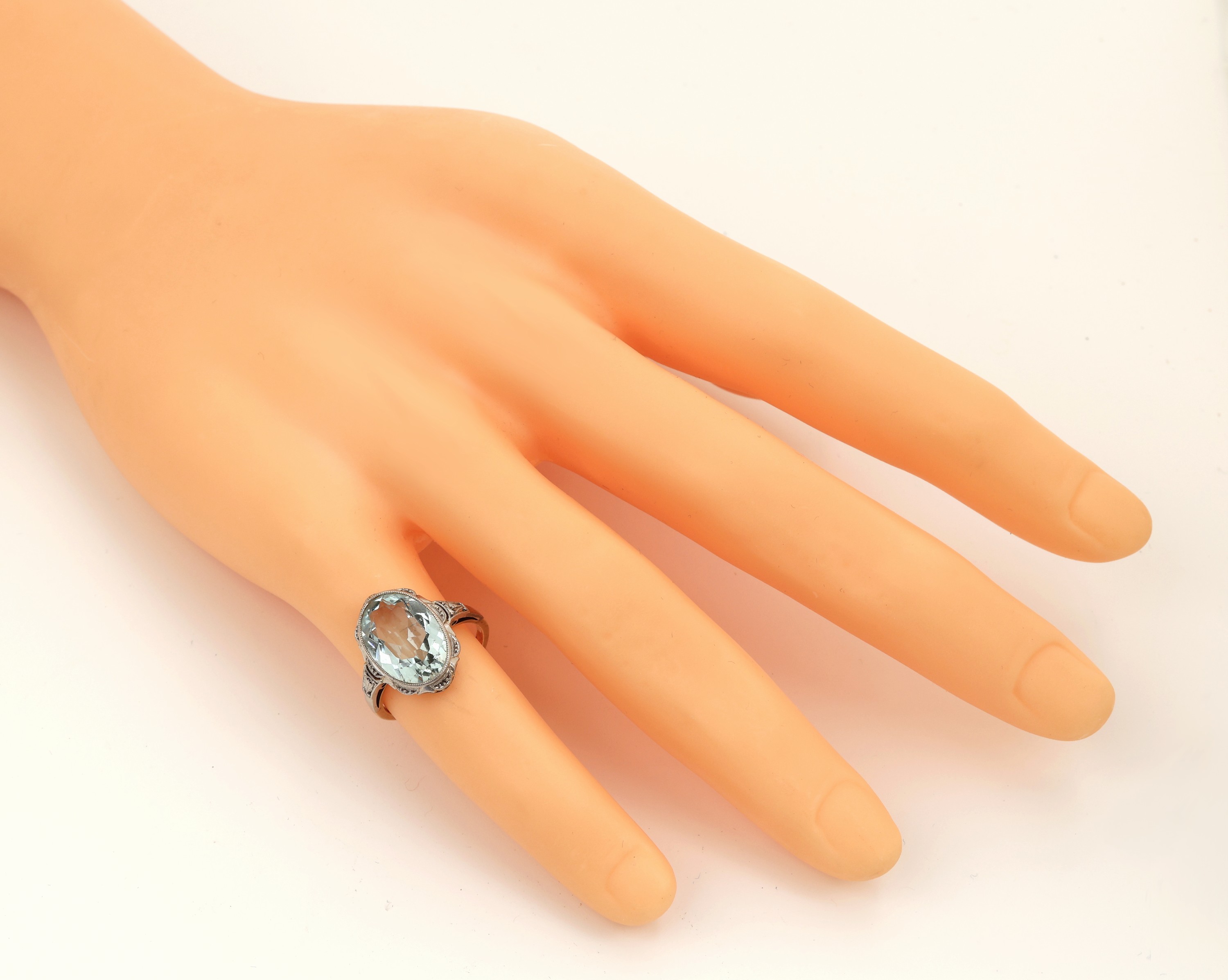 Detail b: 14 kt Gold Aquamarin-Ring, 1920er-30er Jahre, GG/WG 585/000, ovalfacett. Aquamarin ca. 4.00 ct, RW 55, ca. 4.1 g