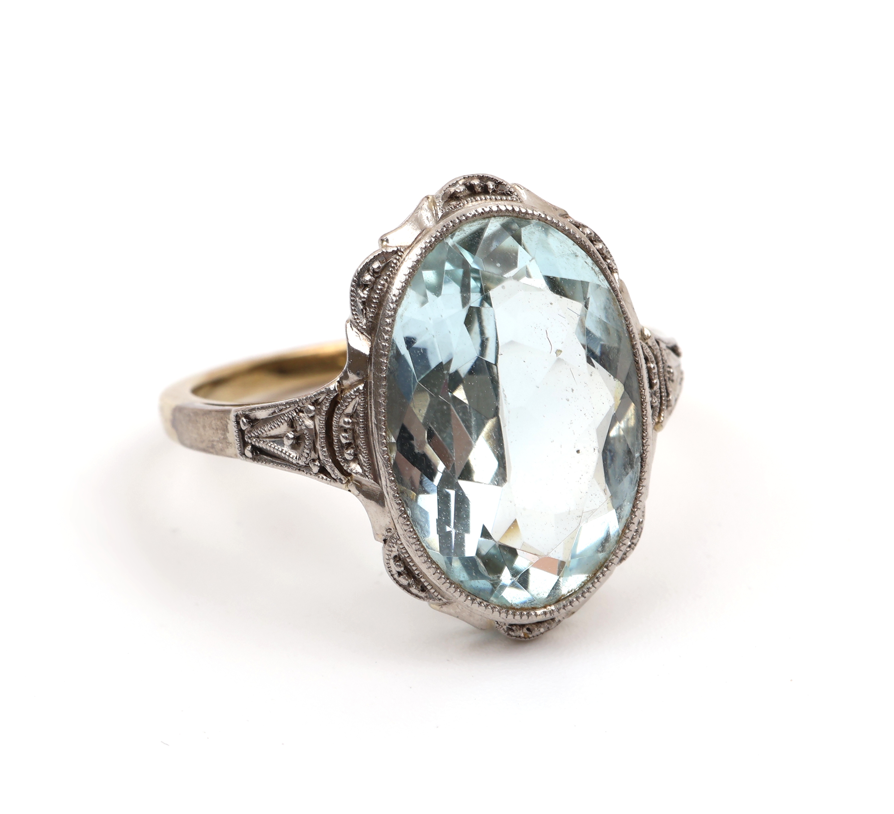 Detail c: 14 kt Gold Aquamarin-Ring, 1920er-30er Jahre, GG/WG 585/000, ovalfacett. Aquamarin ca. 4.00 ct, RW 55, ca. 4.1 g