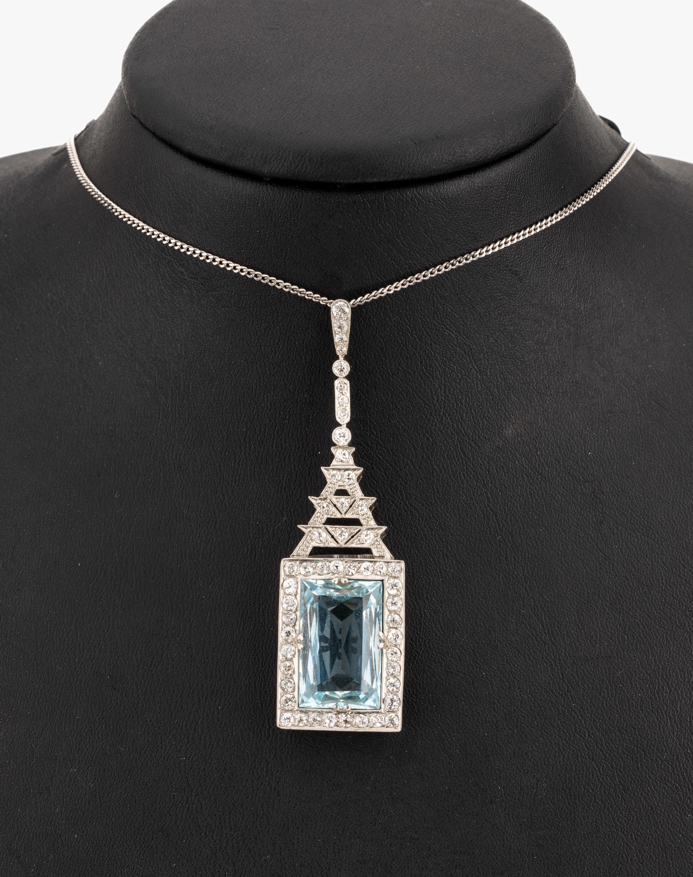 Art Deco Platin Aquamarin-Diamant-Anhänger, Pt gepr., geometrisch, mittig Aquamarin ca. 15.00 ct, 50 Altschliffdiamanten und 8/8- Diamanten zus. ca. ...