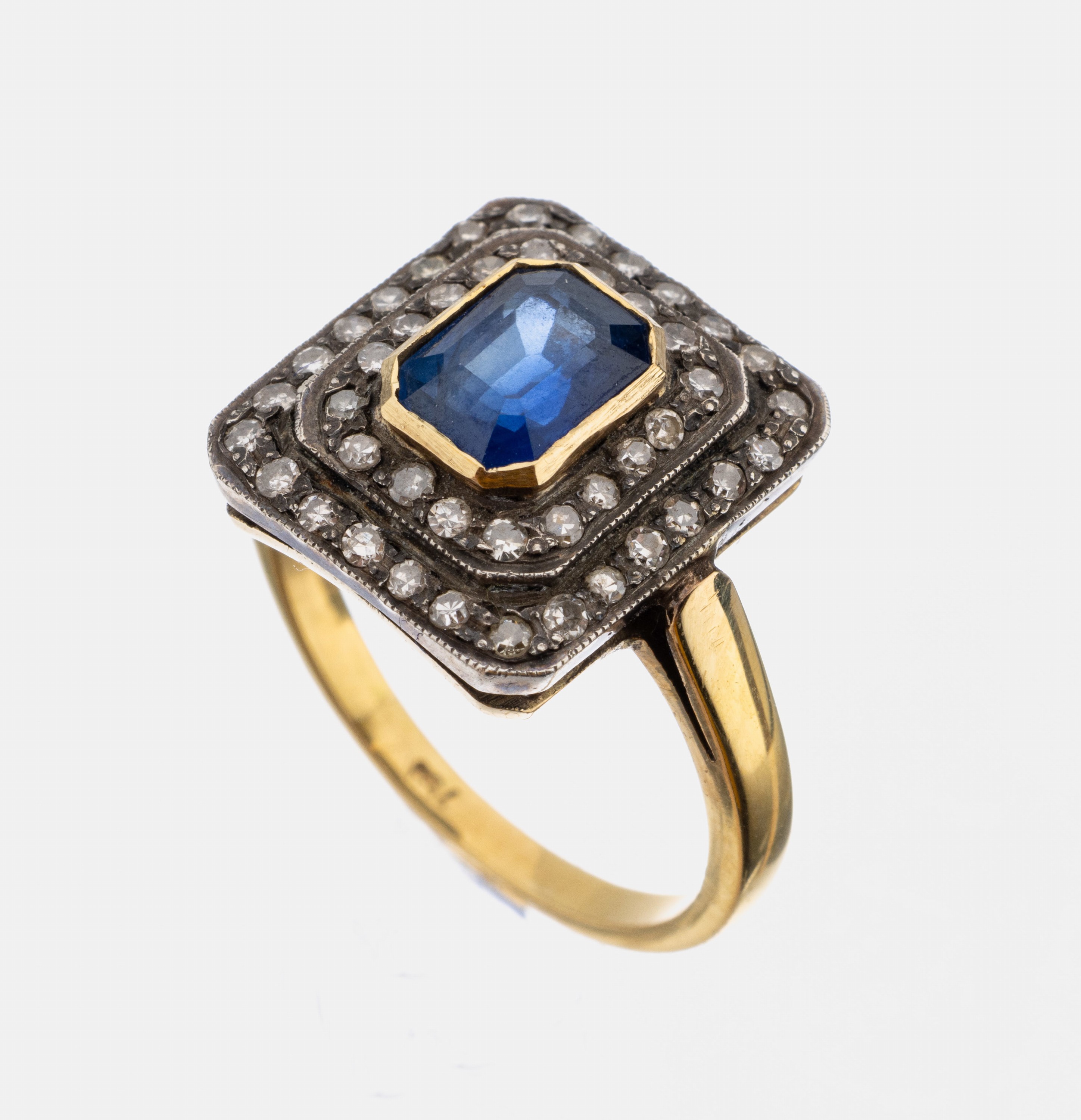 18 kt Gold Saphir-Diamant-Ring, GG 750/000,Ringkopf Silber, mittig in GG gefasster Saphirim Treppenschliff ca. 1.00 ct, umgeben von 44 8/8-Diamanten ...