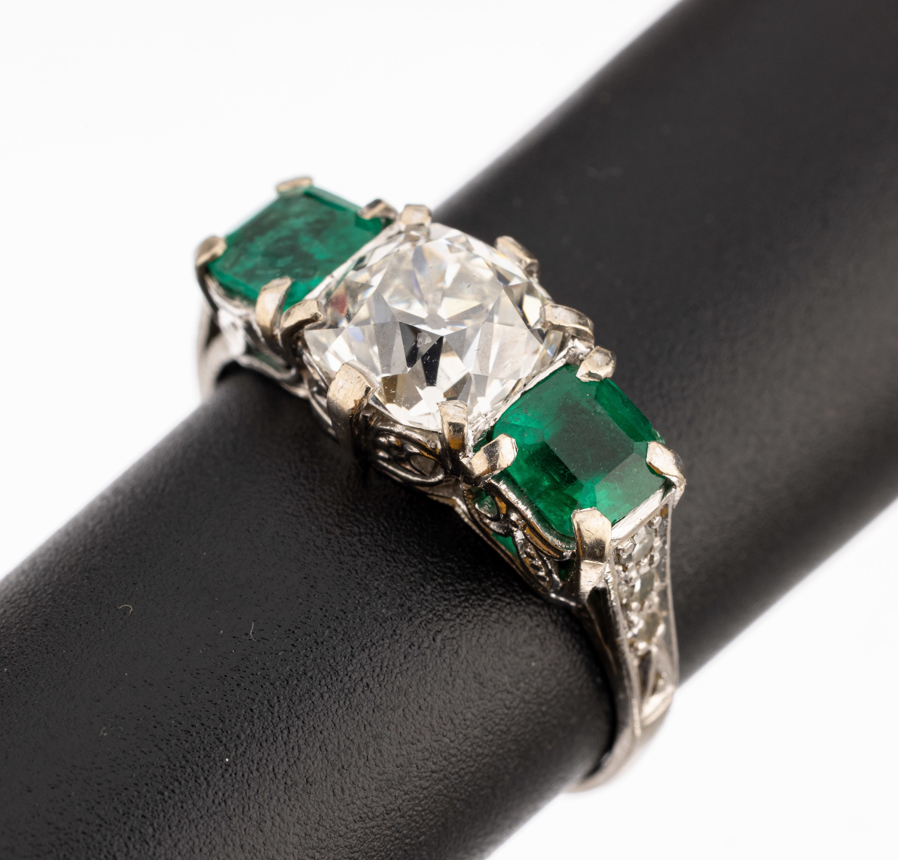 Art Deco Platin Diamant-Smaragd-Ring, um 1920, Pt. gepr., mittig Altschliffdiamant ca. 2.50 ct l.get.Weiss/si, seitl. 2 Smaragde im Treppenschliff ...