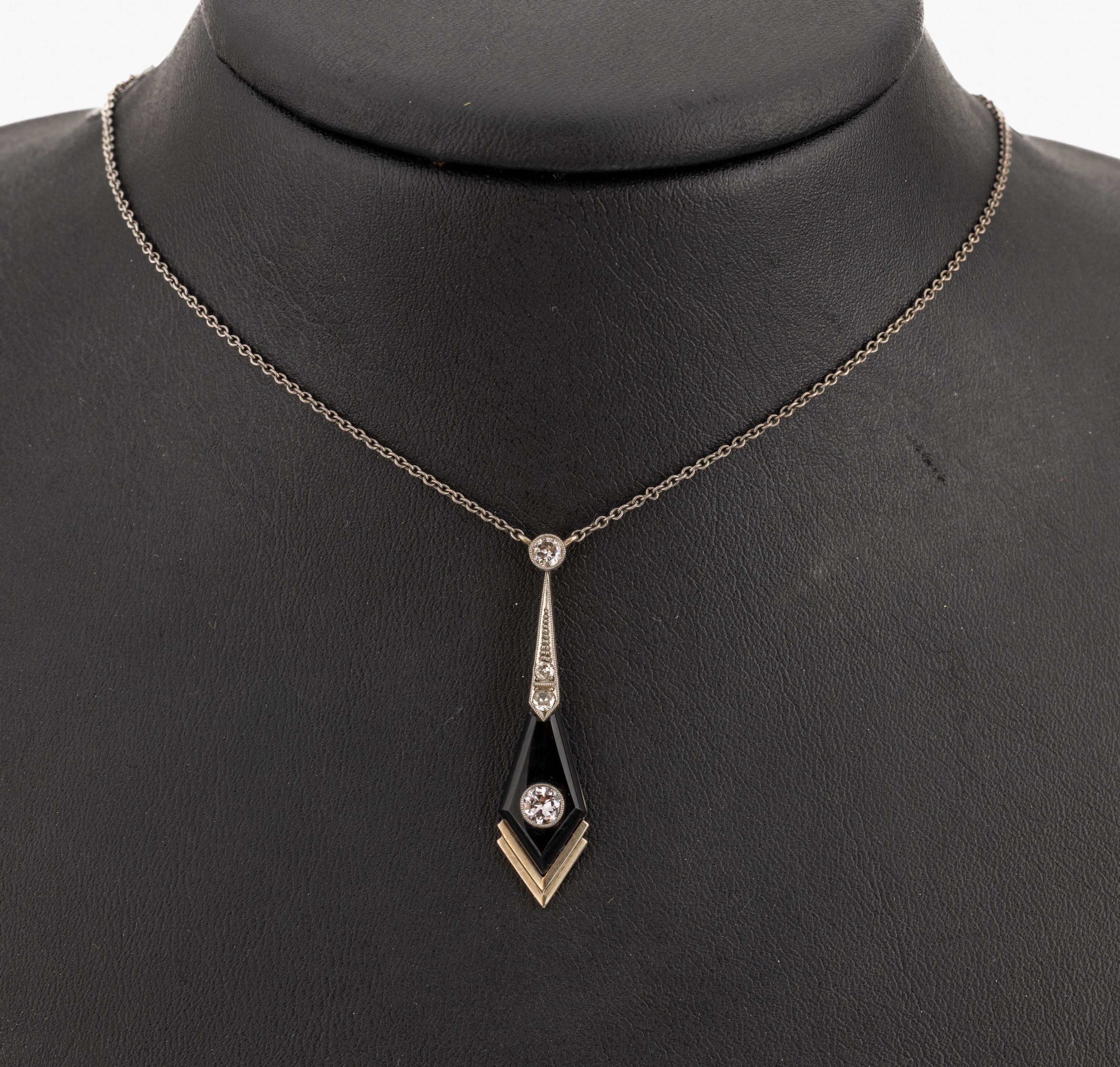 14 kt Gold Art-Deco Diamant-Anhänger, um 1925/30, WG 585/000, eingeschliffener Onyx, poliert, bes. mit 4 Altschliffdiamant zus. ca. 0.25 ct ...