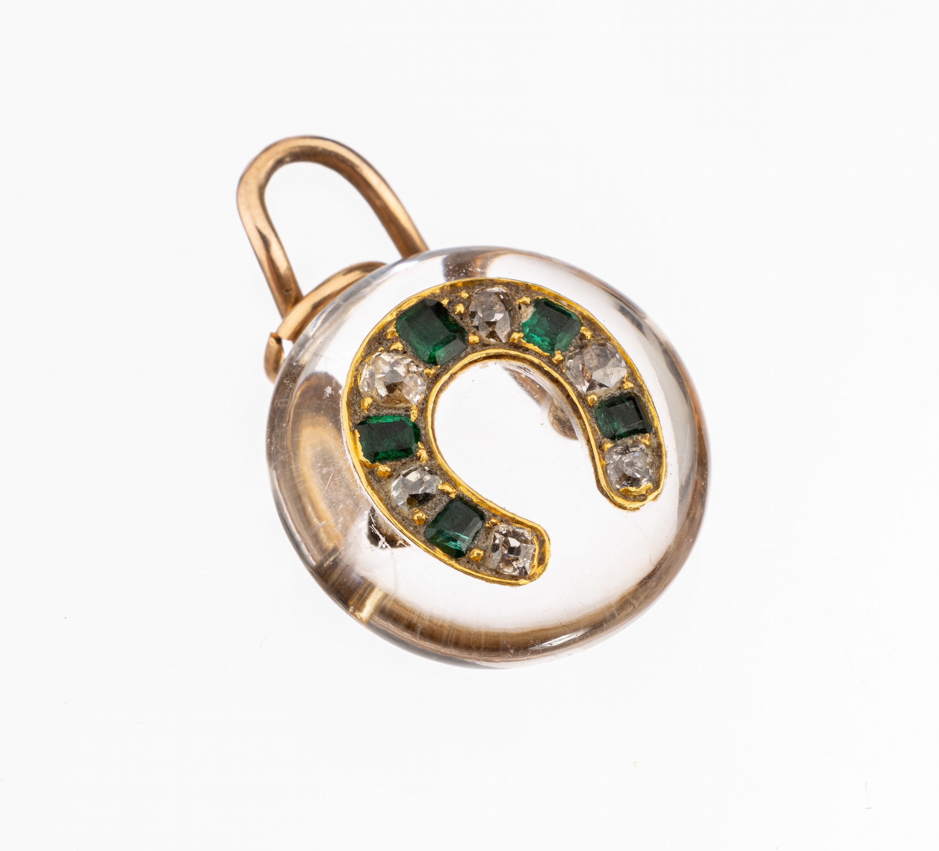 Anhänger, wohl England um 1900, Bergkristall mit aufgelegtem Hufeisen in 14 kt Gold, GG 585/000 ausgefasst mit 6 Altschliff-Diam. zus. ca. 0.30 ct ...