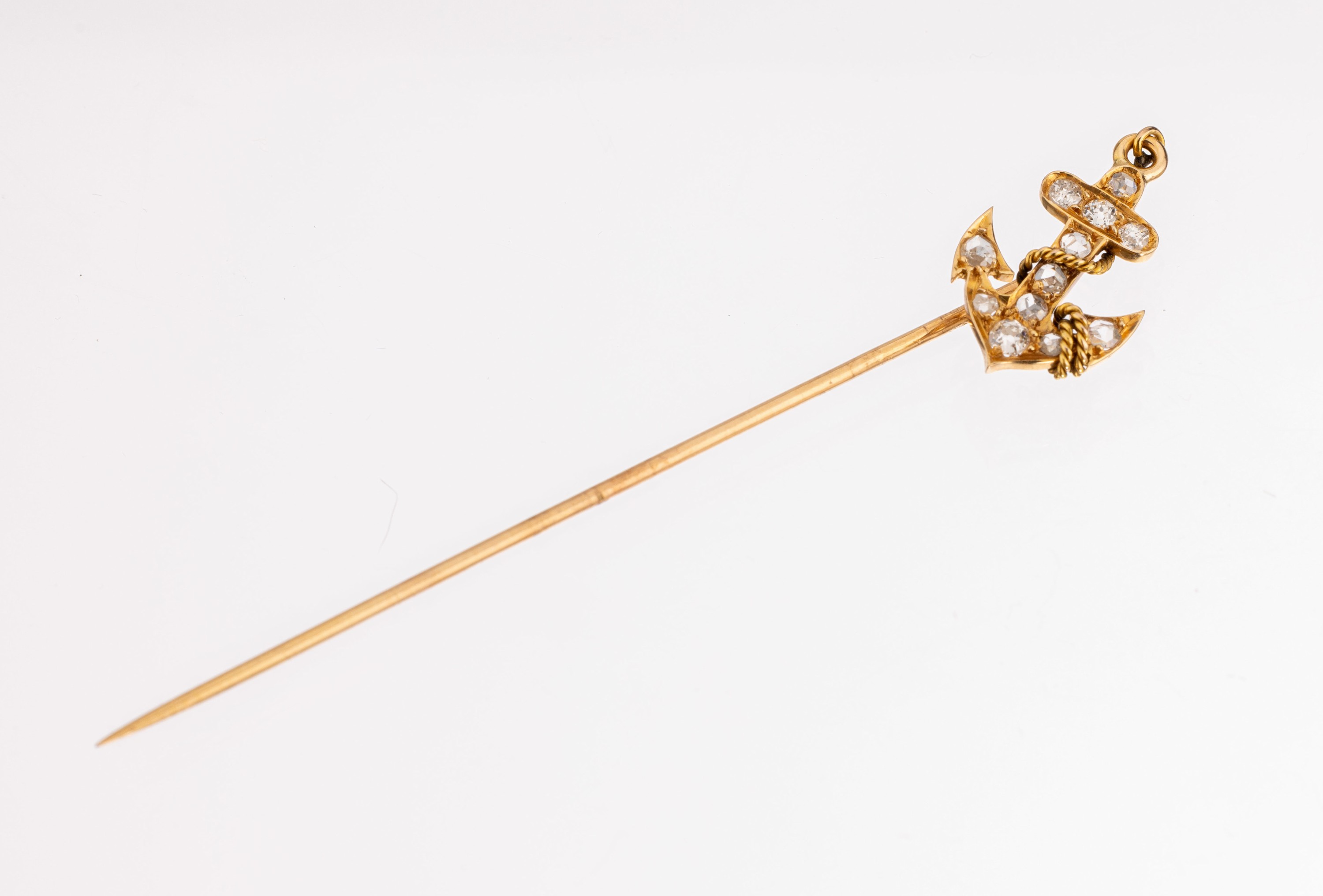 18 kt Gold Krawattennadel "Anker" um 1890, GG 750/000, 12 Altschliffdiamanten und Diamantrosen zus. ca. 0.40 ct Weiss-l. get. Weiss/si-p ...