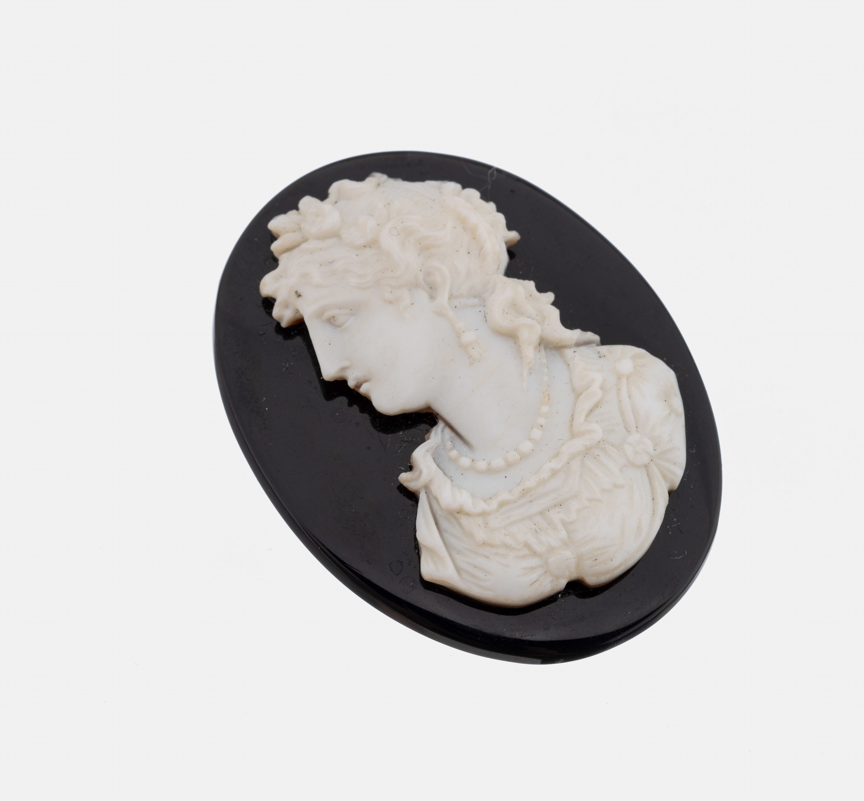 14 kt Gold Kamee-Brosche, um 1890, GG 585/000, feiner Schnitt, Darstellung eines Frauenportrait, ca. 4 x 3 cm, ca. 13.2 g