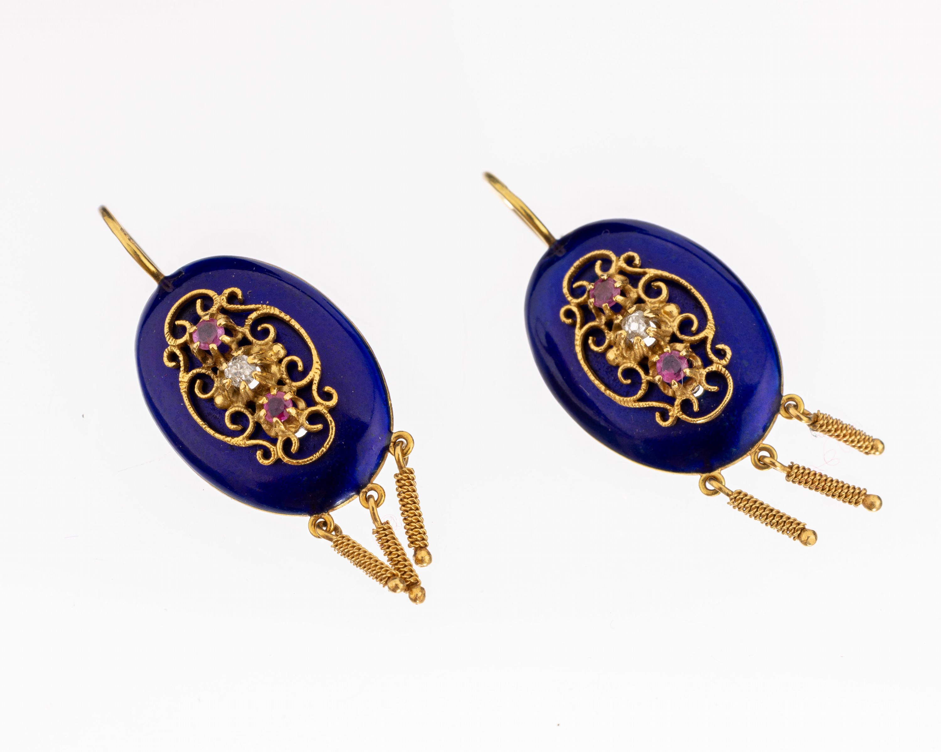 Paar 18 kt Gold Rubin-Diamant-Ohrhänger, um 1900, GG 750/000, ovale Grundform, royalblau emailliert, aufgelegte Zierornamentemit 4 kl. rundfacett. ...