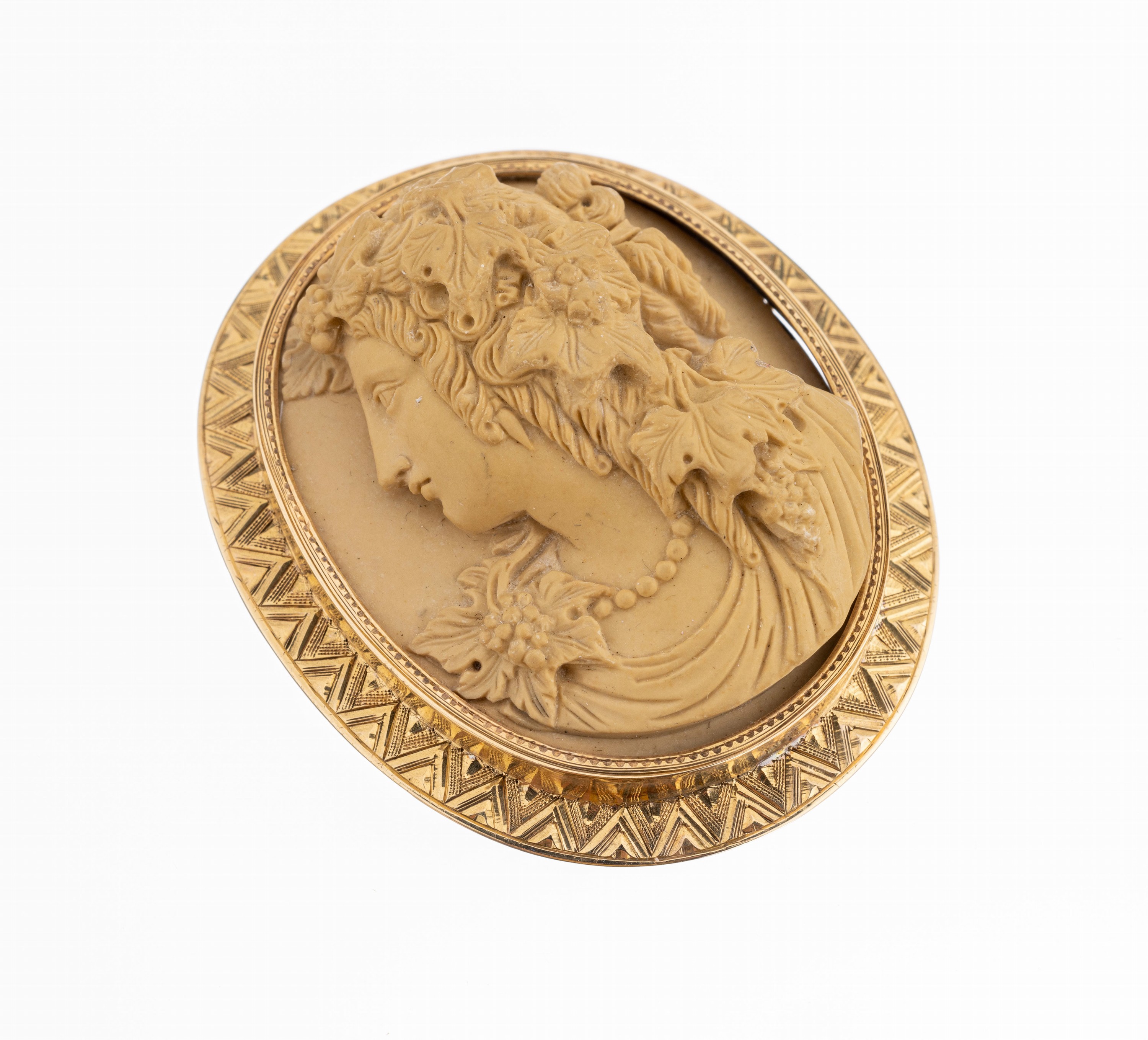 14 kt Gold Kamee-Brosche, um 1880, GG 585/000, Lavasteinkamee, plastische Darstellung einer Bacchantin im Profil mit Weinlaub und Trauben im Haar, ...