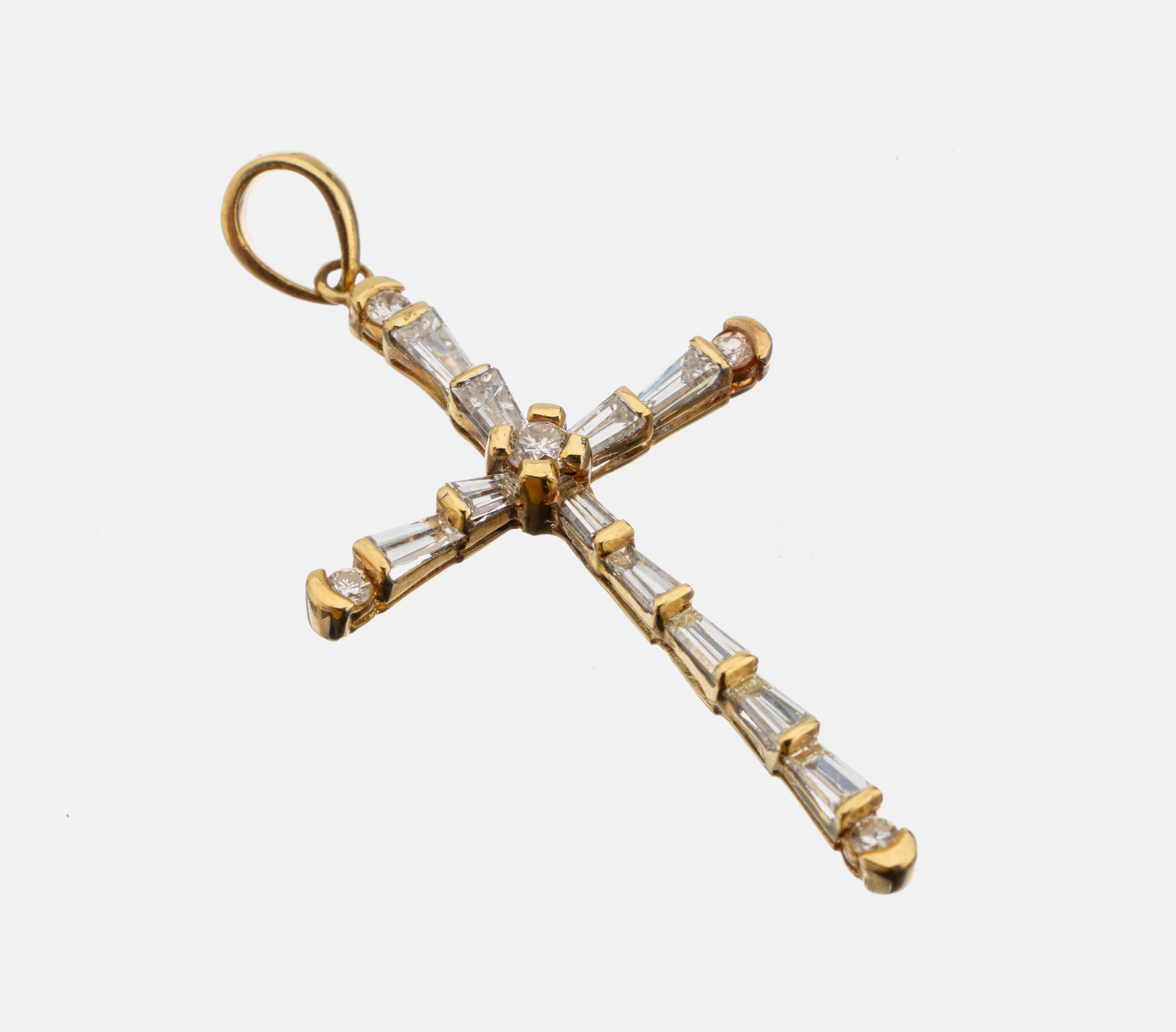 18 kt Gold Diamant-Kreuzanhänger, GG 750/000, 5 Brillanten und 11 Diamanttriangeln zus. ca. 0.70 ct Weiß-l.get.Weiß/si, ca. 3.8 x2.2 cm, ca. 2.1 g