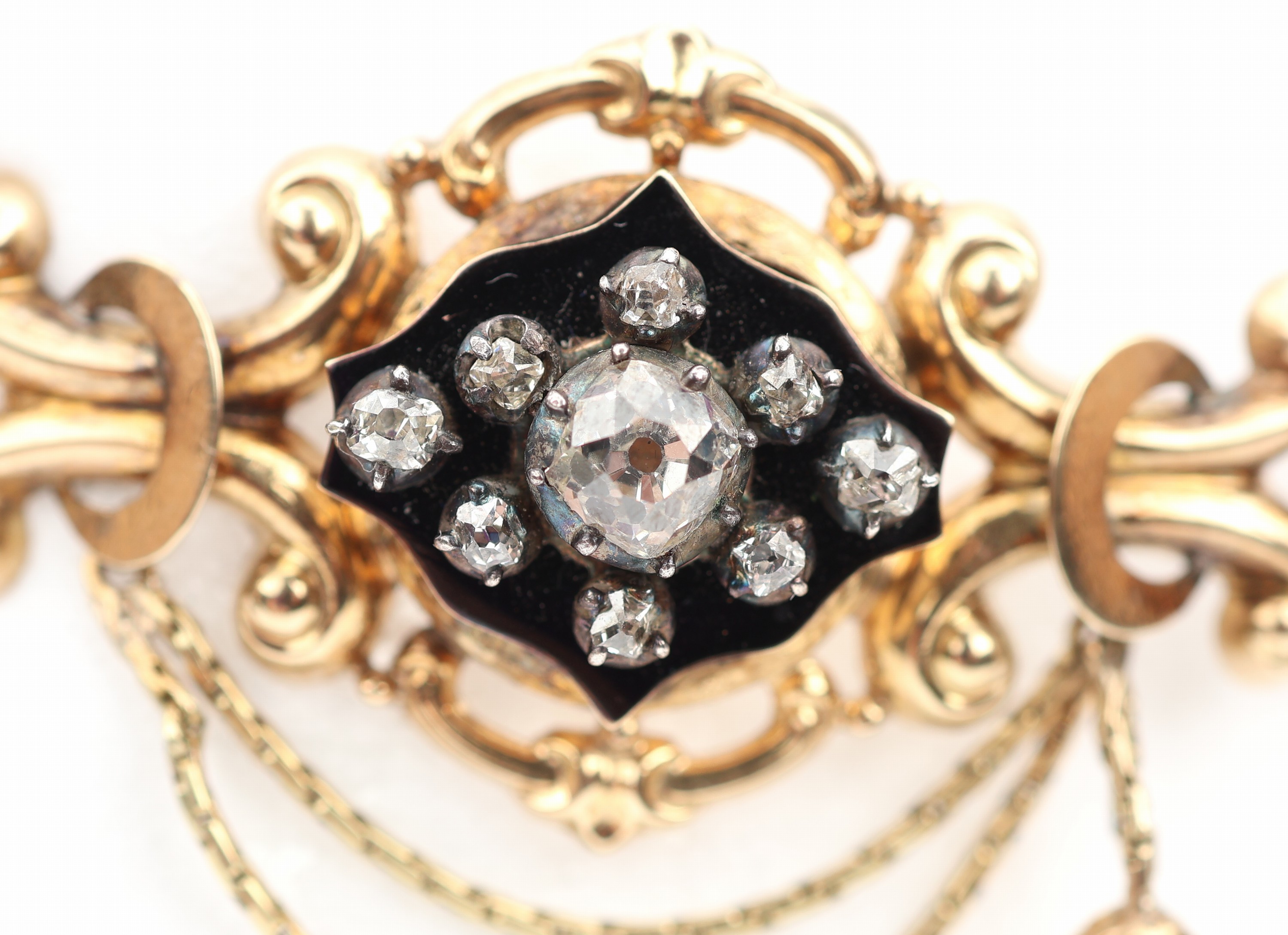 Detail a: 14 kt Gold Biedermeier Diamant-Brosche, um 1840, GG 585/000 gepr., hohl gearbeitet, geschwungene Gestaltung, Mittelteil schwarz emailliert, 9 ...