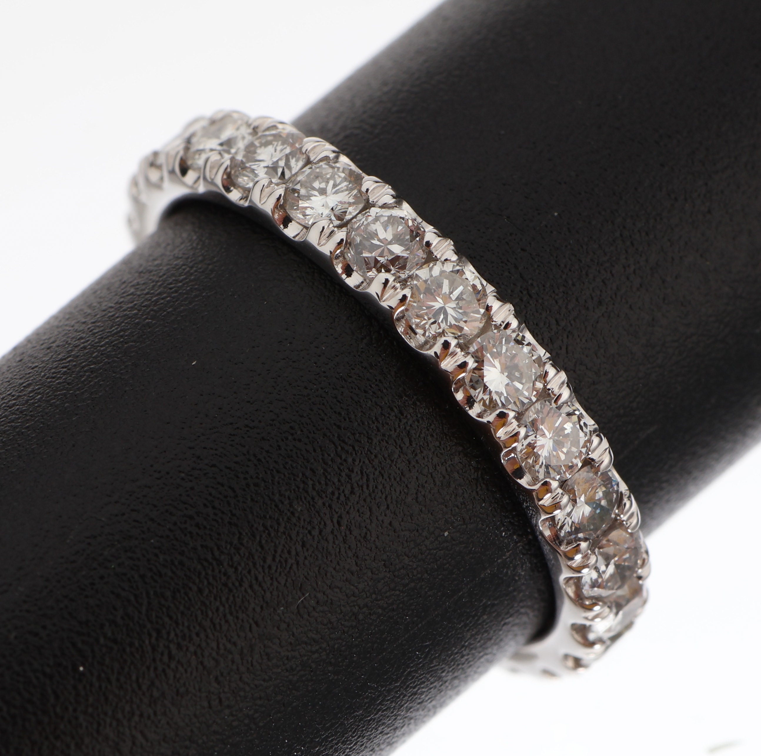 14 kt Gold Brillant-Memoryring, WG 585/000,25 Brillanten zus. ca. 1.42 ct (grav.) feines Weiß-Weiß/si, RW 54, ca. 2.4 g