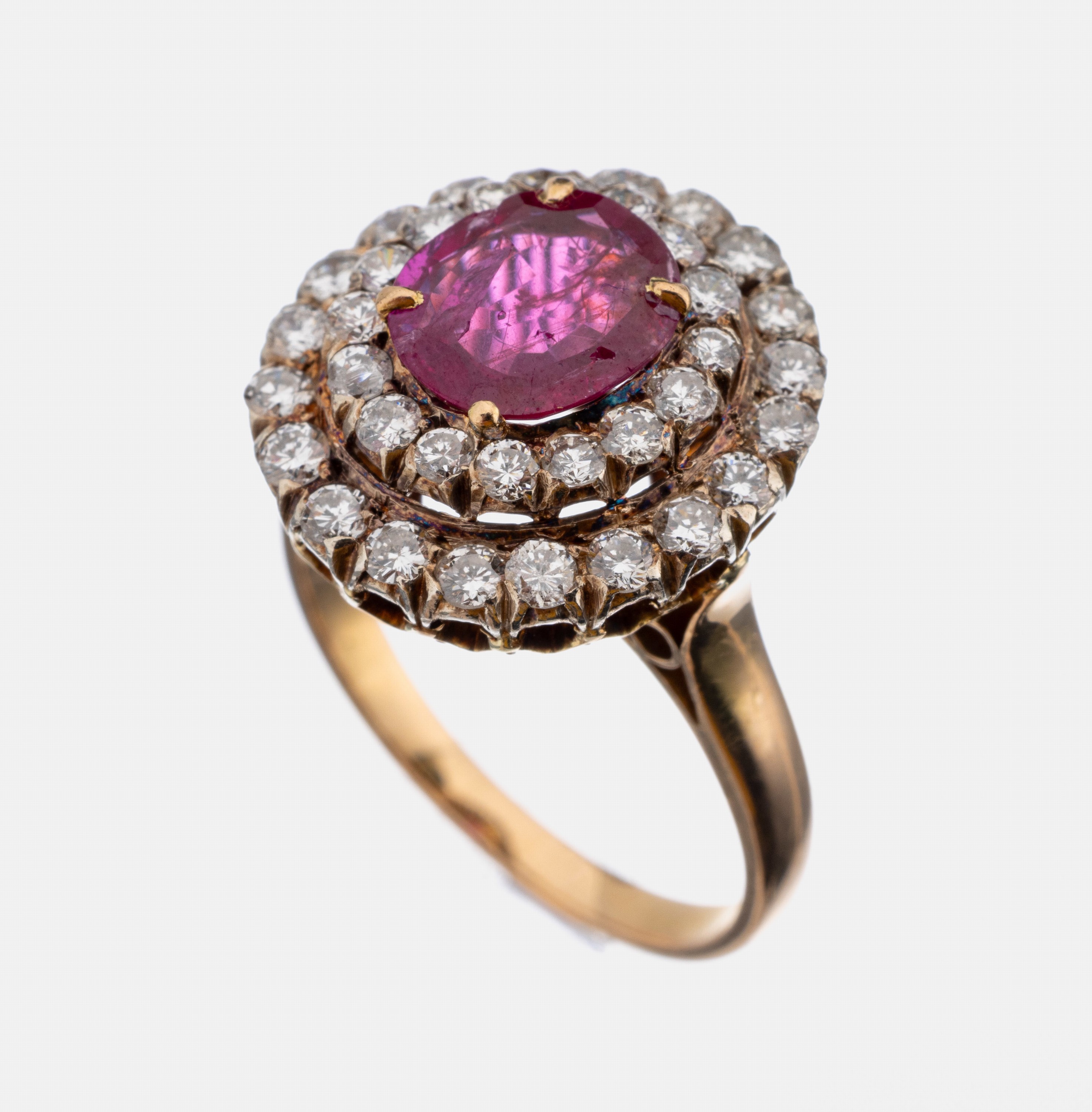 14 kt Gold Rubin-Brillant-Ring, GG/WG 585/000, mittig ovalfacett. Rubin ca. 1.60 ct (Stein mehrfach besch.) umgeben von 36 Brillanten zus. ca. 1.50 ...