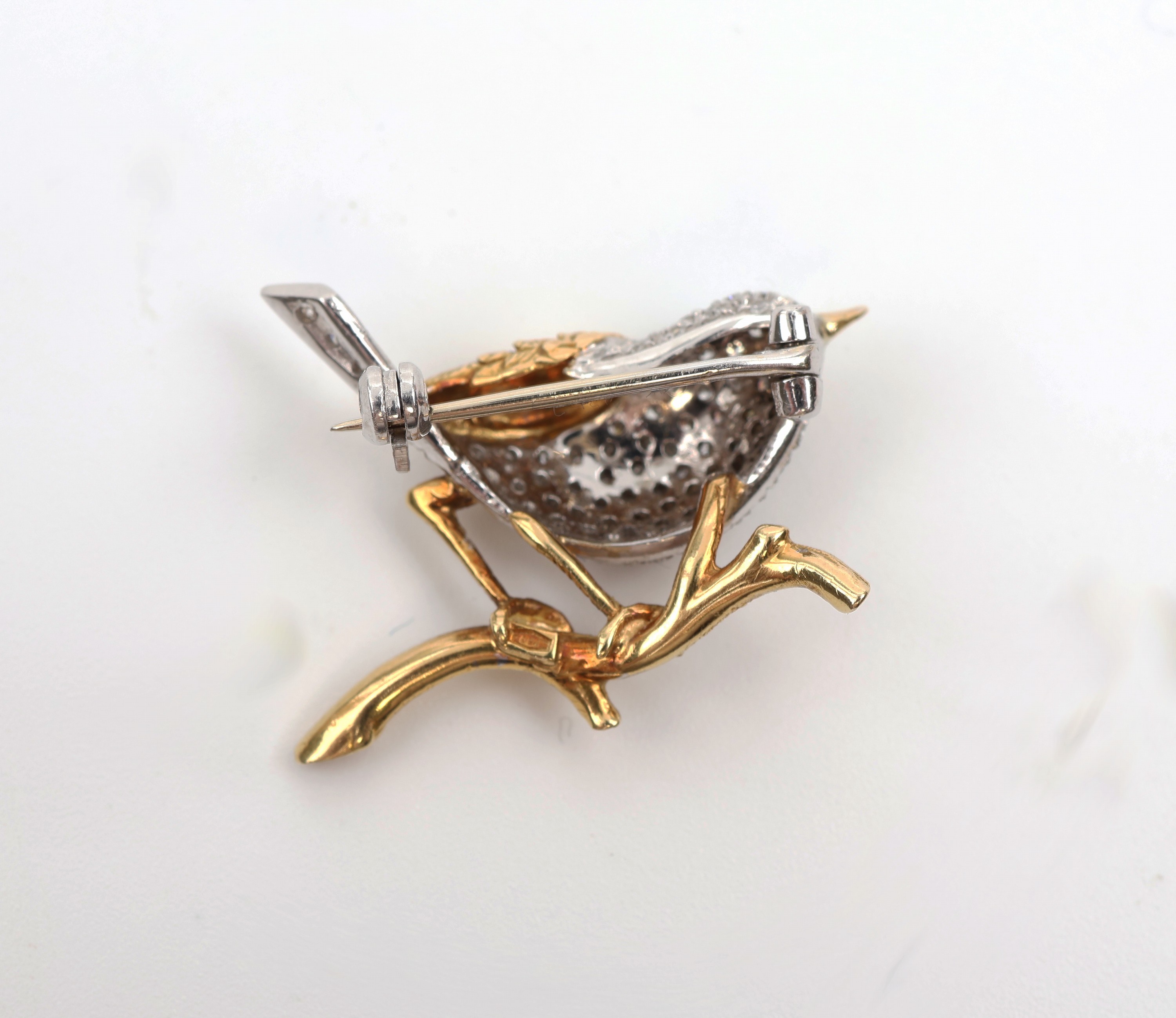 Detail a: 18 kt Gold Diamant-Brosche "Vogel", GG/WG 750/000, Darstellung eines Vogels auf Ast, ausgefasst mit 8/8-Diamanten zus. ca. 0.70 ct ...