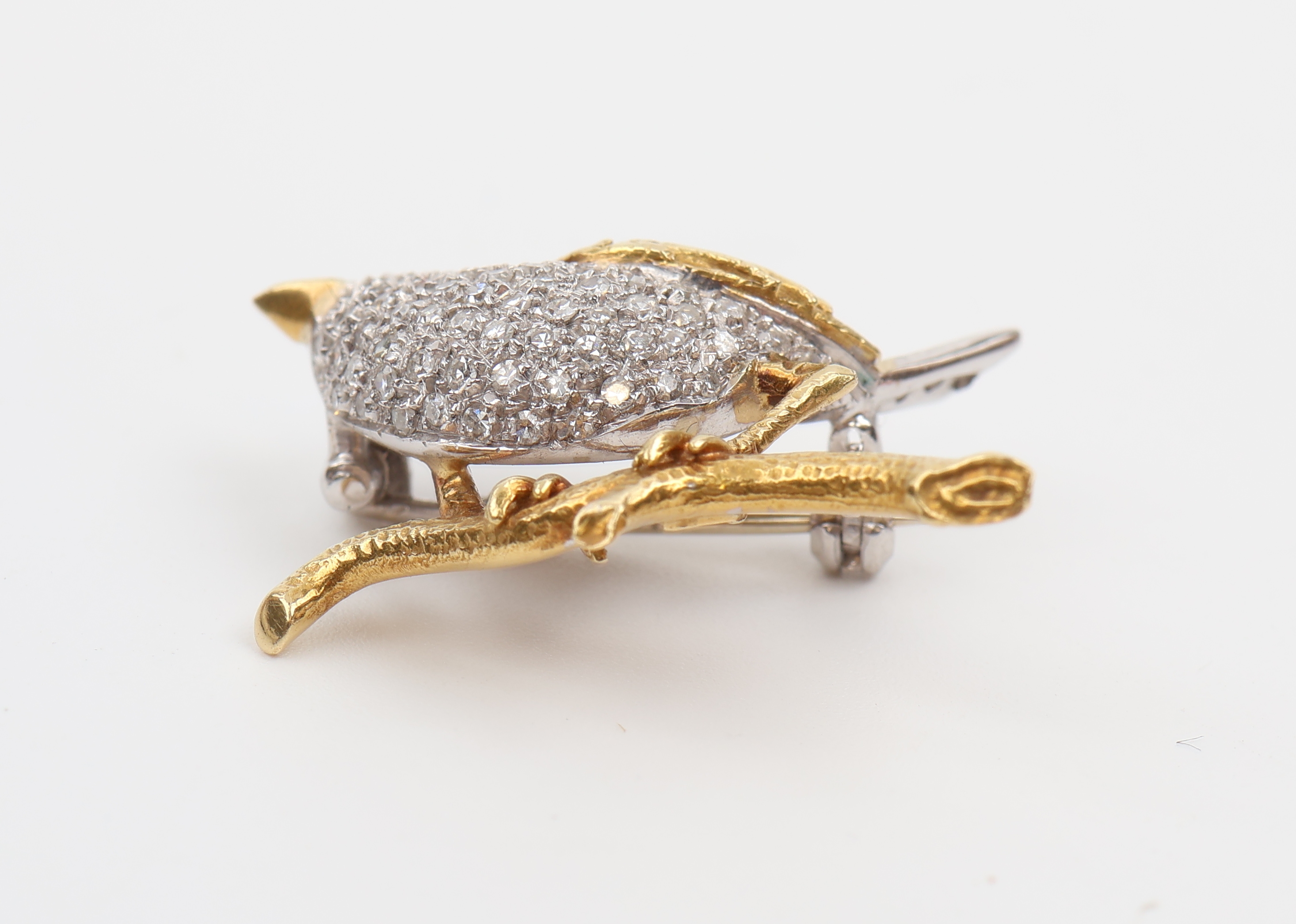 Detail b: 18 kt Gold Diamant-Brosche "Vogel", GG/WG 750/000, Darstellung eines Vogels auf Ast, ausgefasst mit 8/8-Diamanten zus. ca. 0.70 ct ...