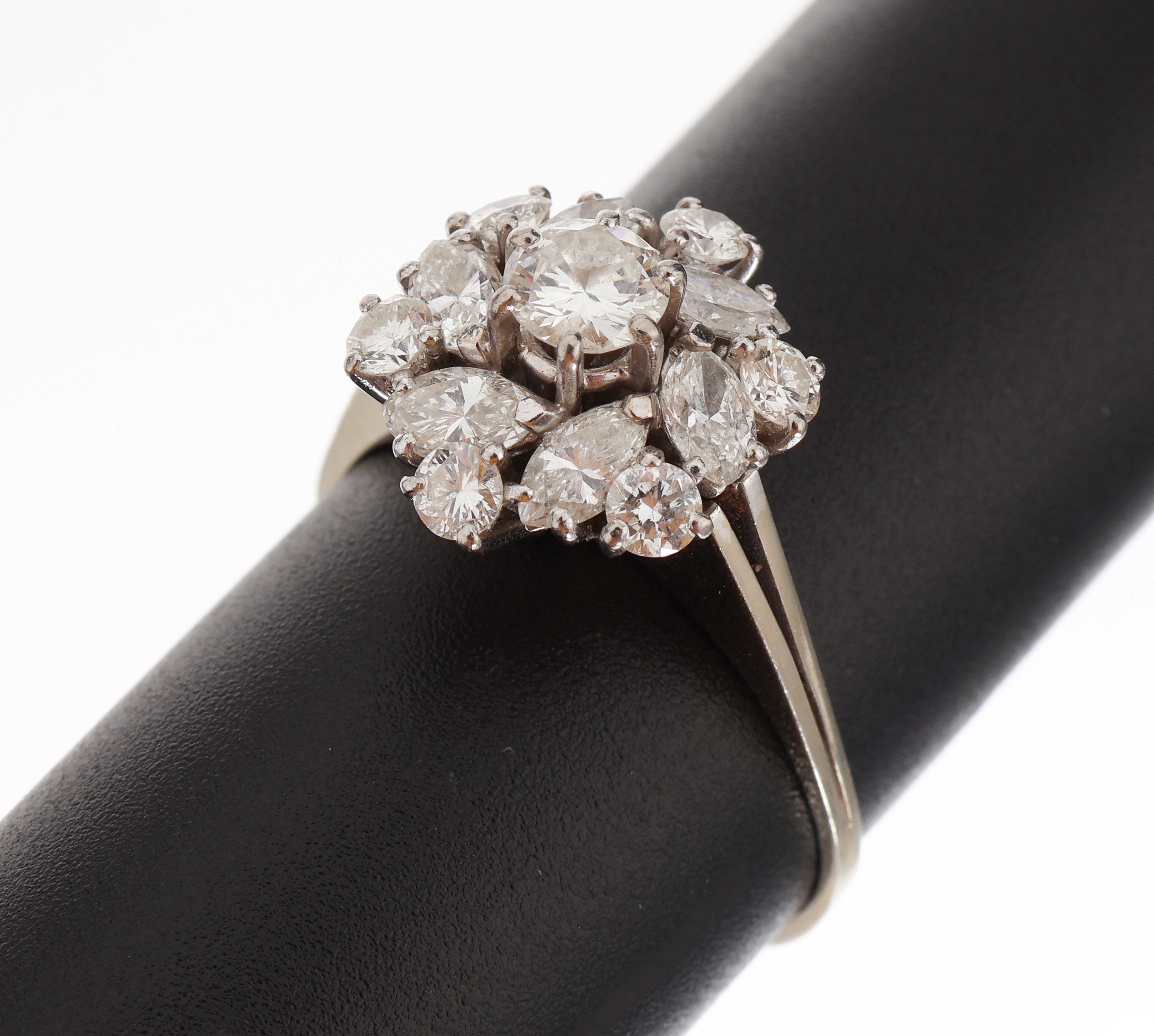18 kt Gold Diamant-Ring, WG 750/000, mittigerhaben gefasster Brillant ca. 0.40 ct Weiß/si, umgeben von 6 Brillanten und 6 Diamantnavettes zus. ca. ...