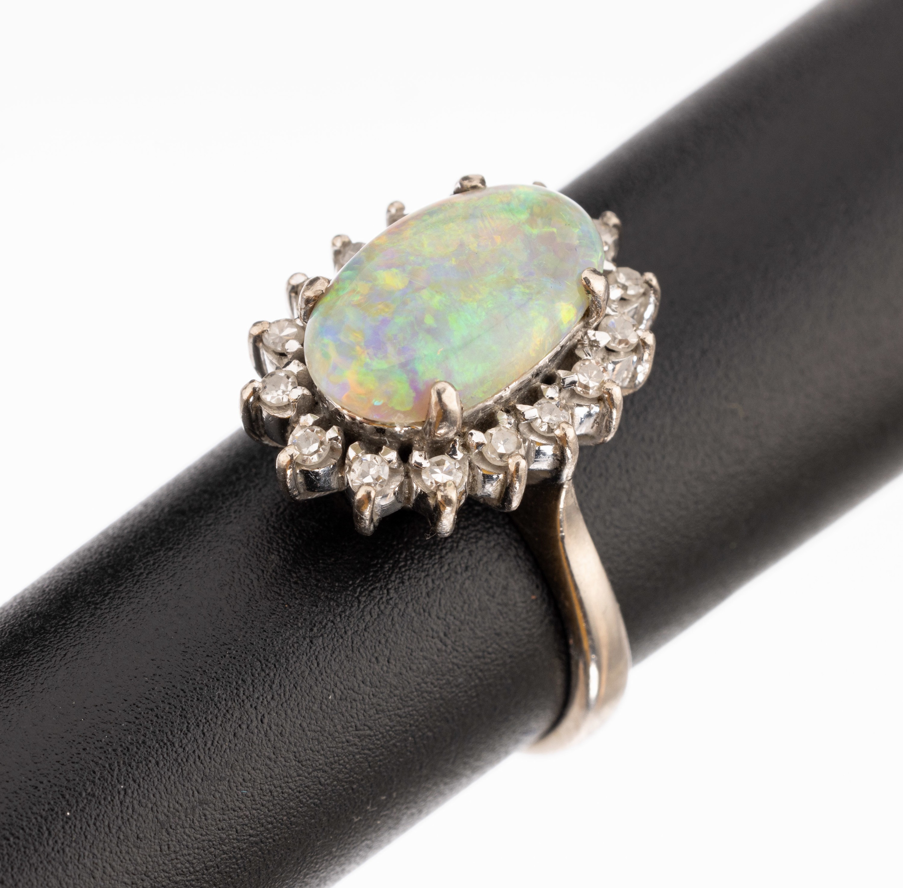 18 kt Gold Opal-Diamant-Ring, WG 750/000, mittig ovaler Opal-Cabochon ca. 2.50 ct, Farbspiel in blau, grün und rot, umgeben von 16 8/8-Diamanten ...