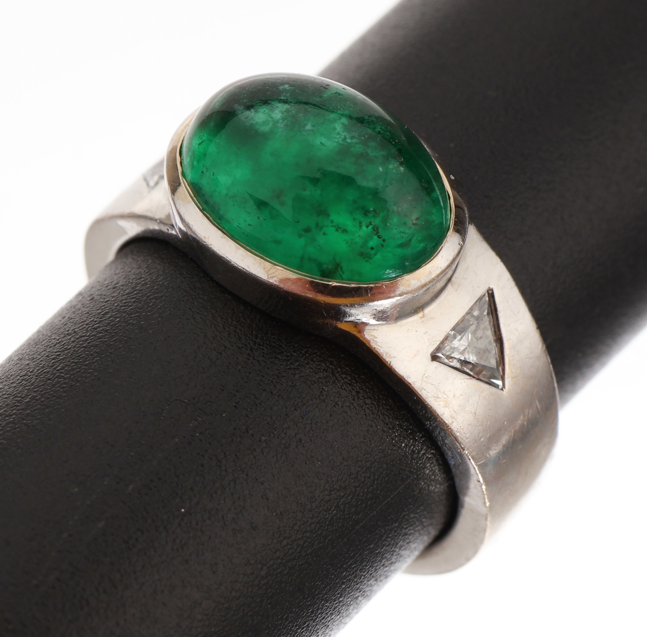 14 kt Gold Smaragd-Diamant-Ring, WG 585/000, mittig ovaler Smaragd-Cabochon von sehr schöner Farbe ca. 2.0 ct, Ringschultern mit 2 ...