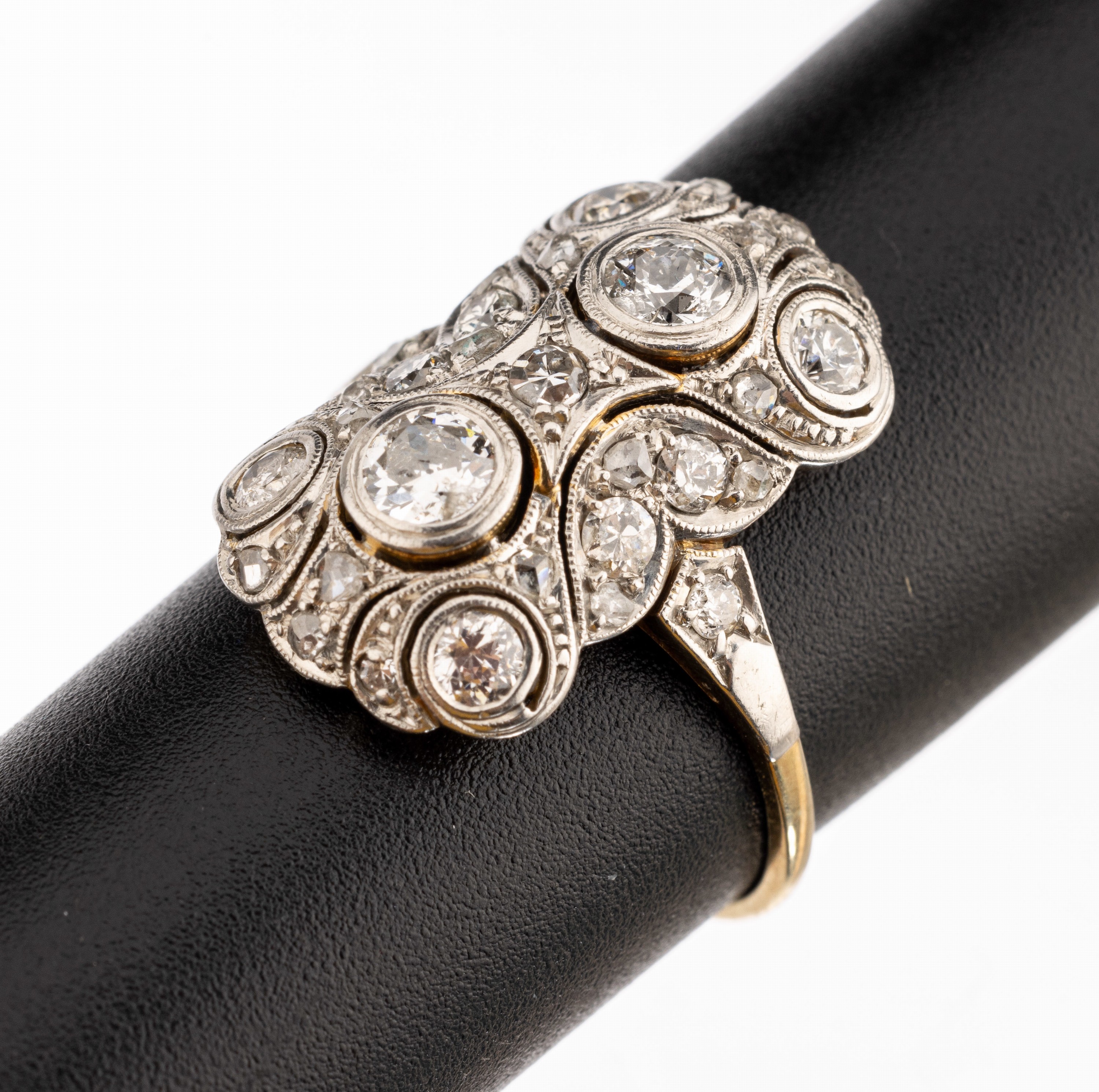 14 kt Gold Art Deco Diamant-Ring, um 1930, GG 585/000, Ringkopf durchbrochen und zeittyp.in Platin, 32 Altschliffdiamanten und Diamantrosen zus. ca. ...