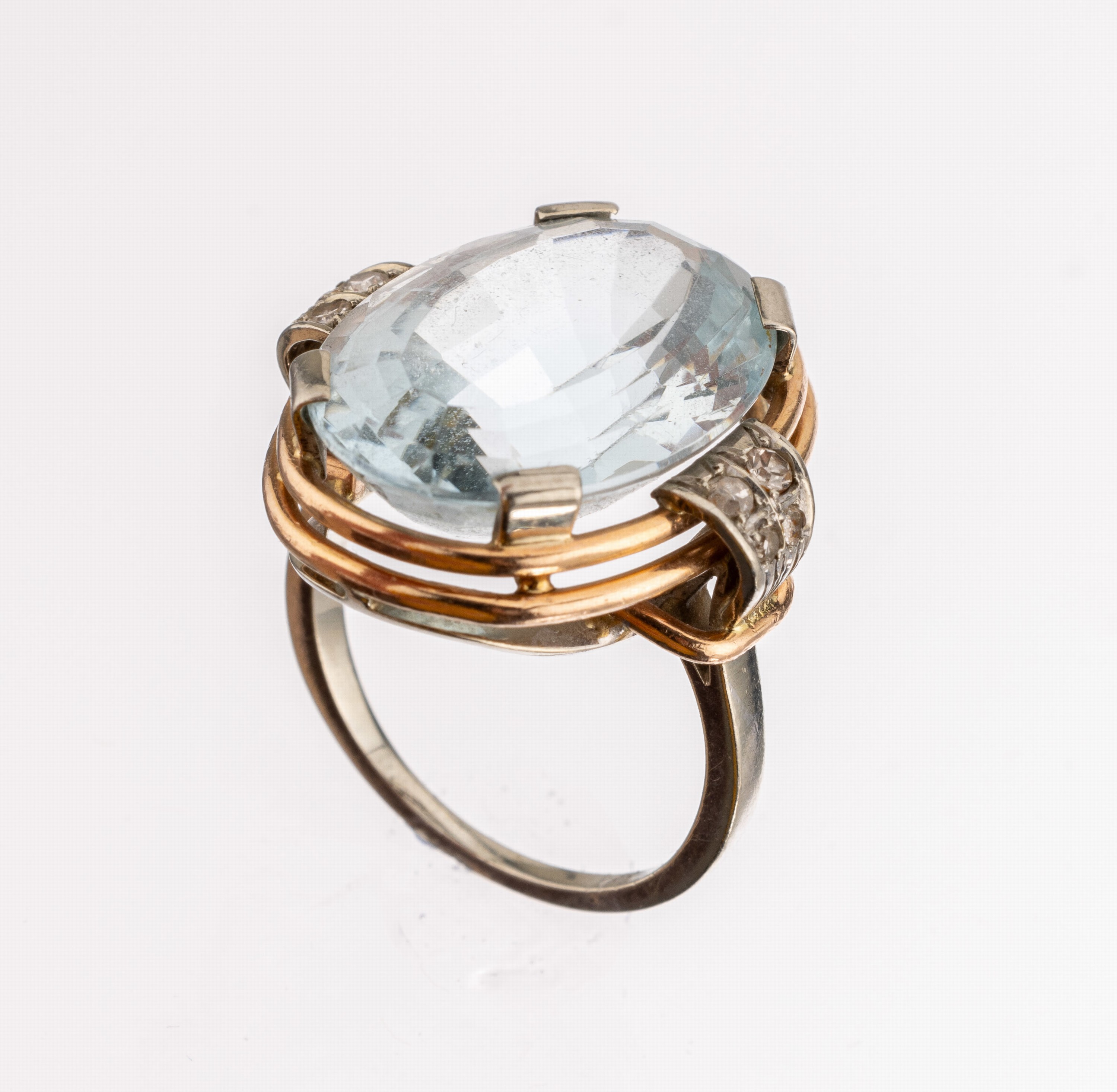 14 kt Gold Aquamarin-Diamant-Ring, 1940/50er Jahre, GG/WG 585/000, ovalfacett. Aquamarinca. 8.00 ct, Ringschultern mit 8 8/8-Diamantenzus. ca. 0.10 ...