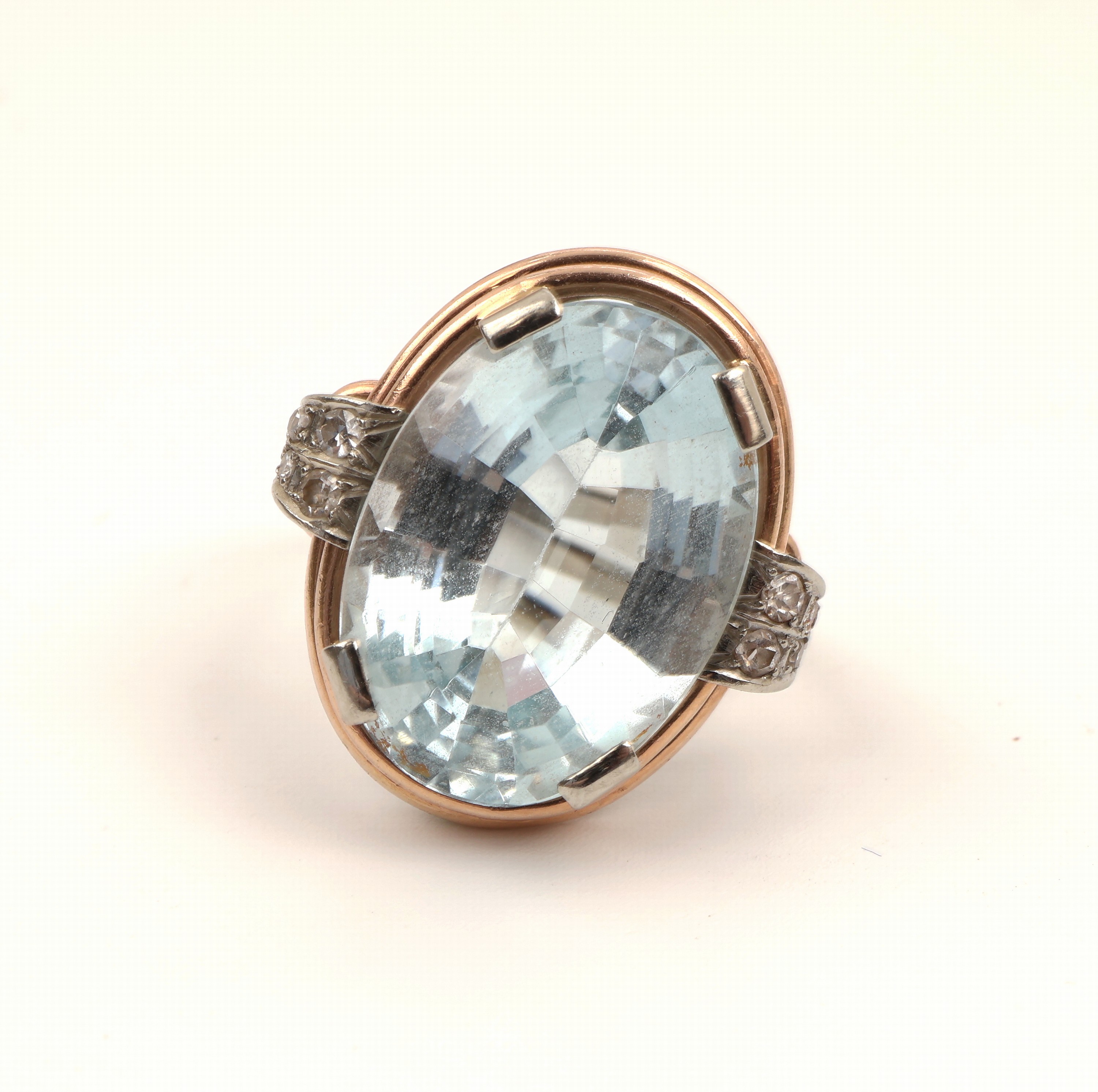 Detail a: 14 kt Gold Aquamarin-Diamant-Ring, 1940/50er Jahre, GG/WG 585/000, ovalfacett. Aquamarinca. 8.00 ct, Ringschultern mit 8 8/8-Diamantenzus. ca. 0.10 ...