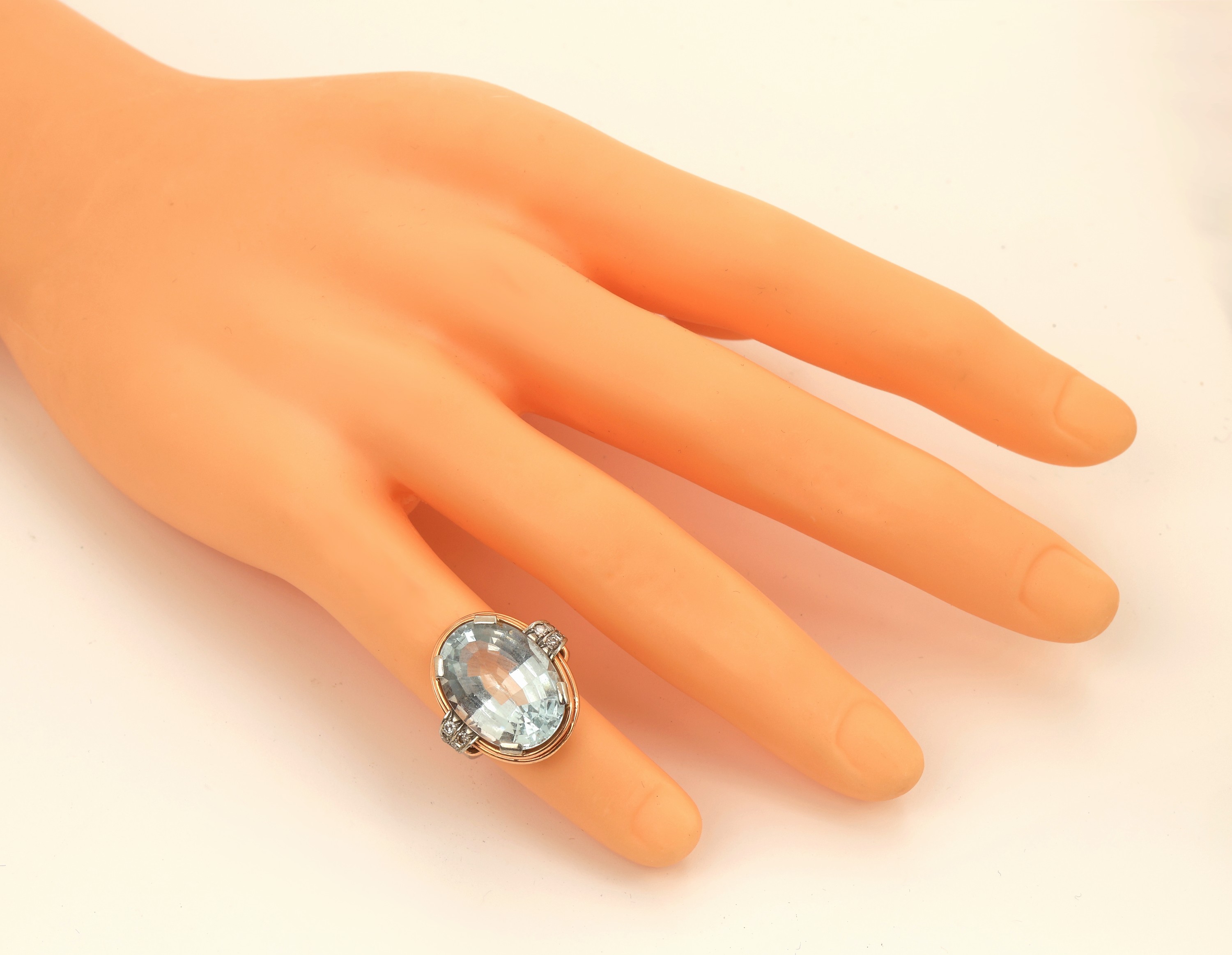 Detail b: 14 kt Gold Aquamarin-Diamant-Ring, 1940/50er Jahre, GG/WG 585/000, ovalfacett. Aquamarinca. 8.00 ct, Ringschultern mit 8 8/8-Diamantenzus. ca. 0.10 ...