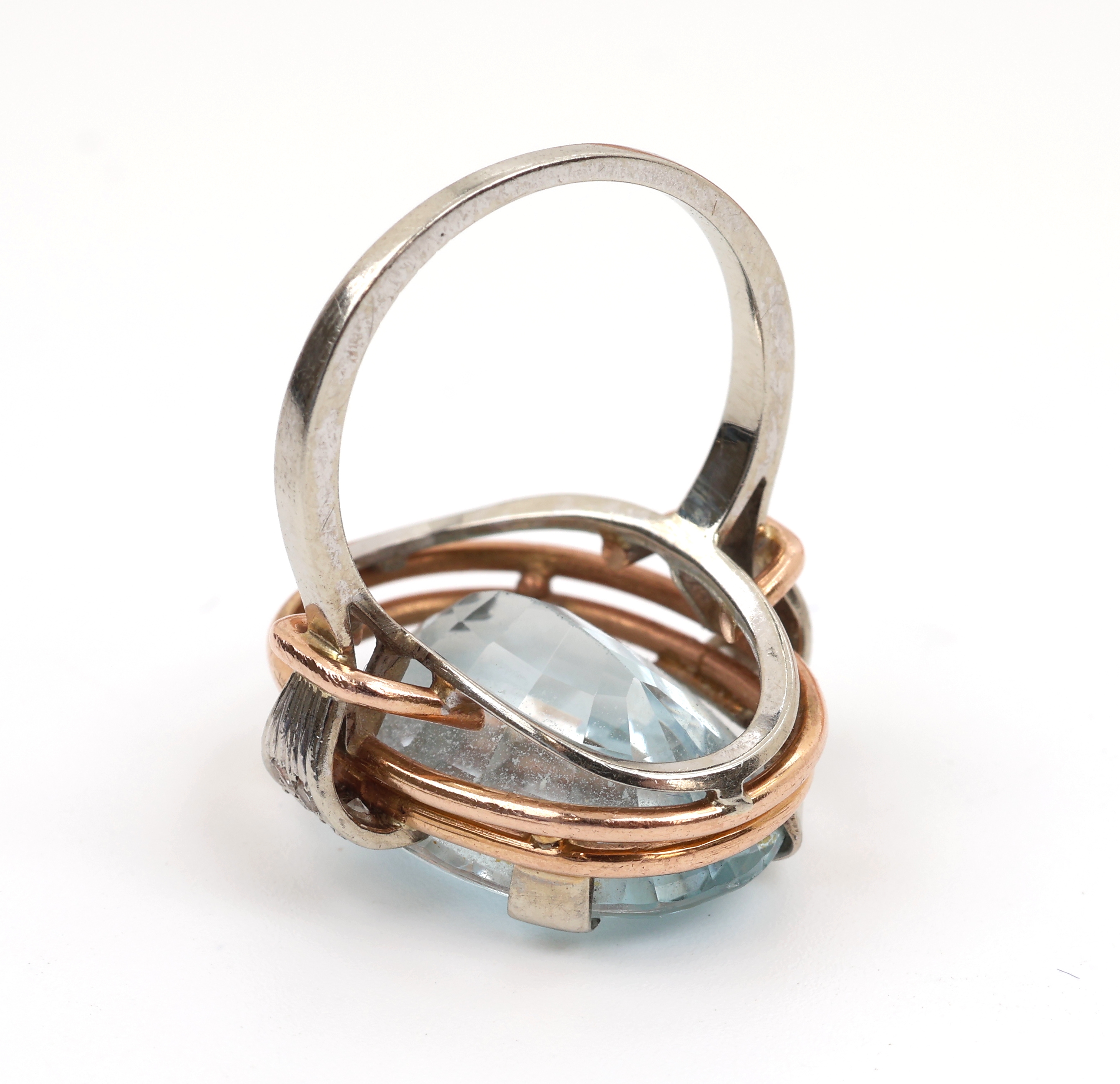 Detail c: 14 kt Gold Aquamarin-Diamant-Ring, 1940/50er Jahre, GG/WG 585/000, ovalfacett. Aquamarinca. 8.00 ct, Ringschultern mit 8 8/8-Diamantenzus. ca. 0.10 ...