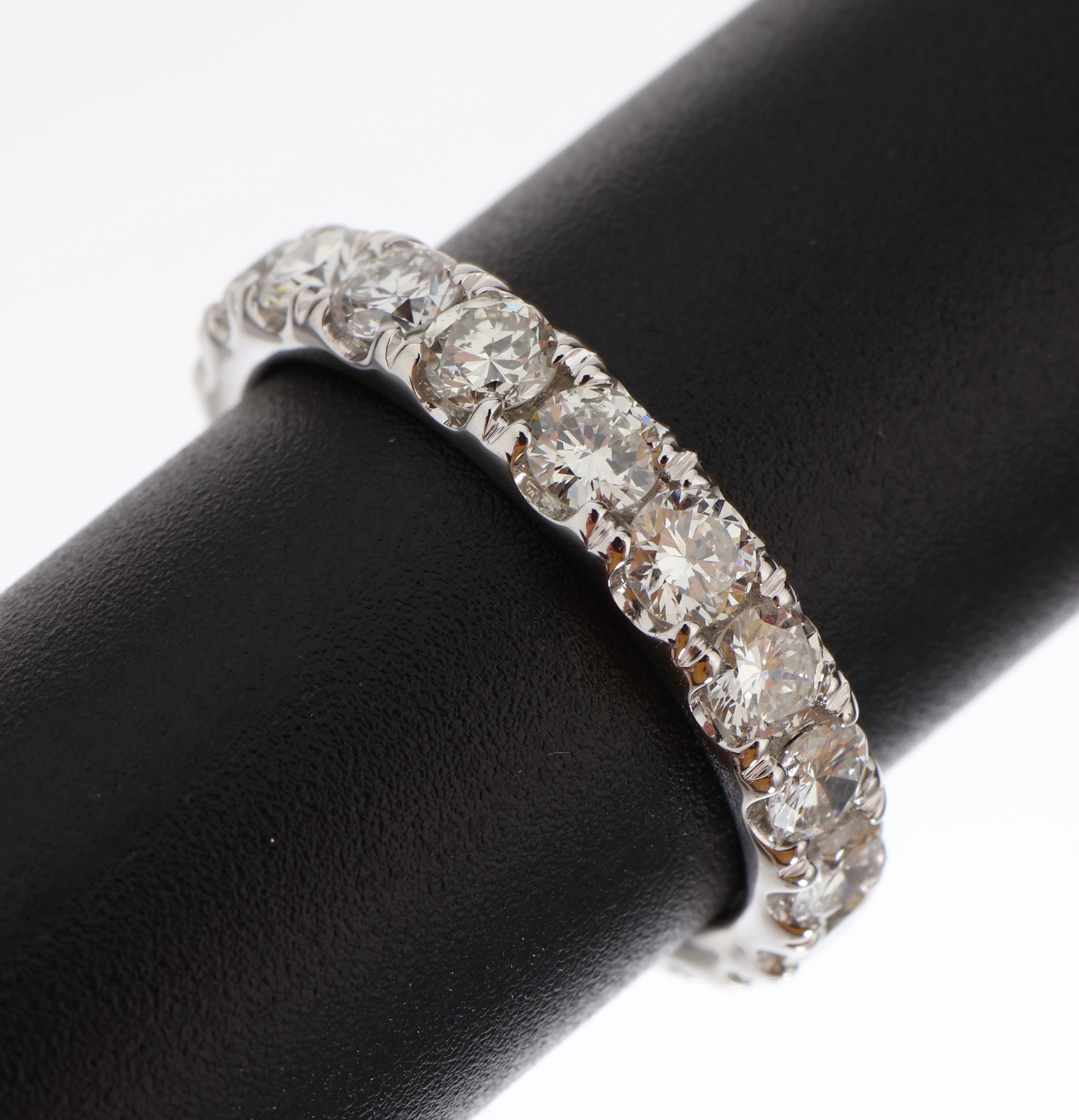 14 kt Gold Brillant-Memoryring, WG 585/000,20 Brillanten zus. ca. 2.39 ct (grav.) Weiß-l.get.Weiß/vs-si, RW 54, ca. 3.6 g