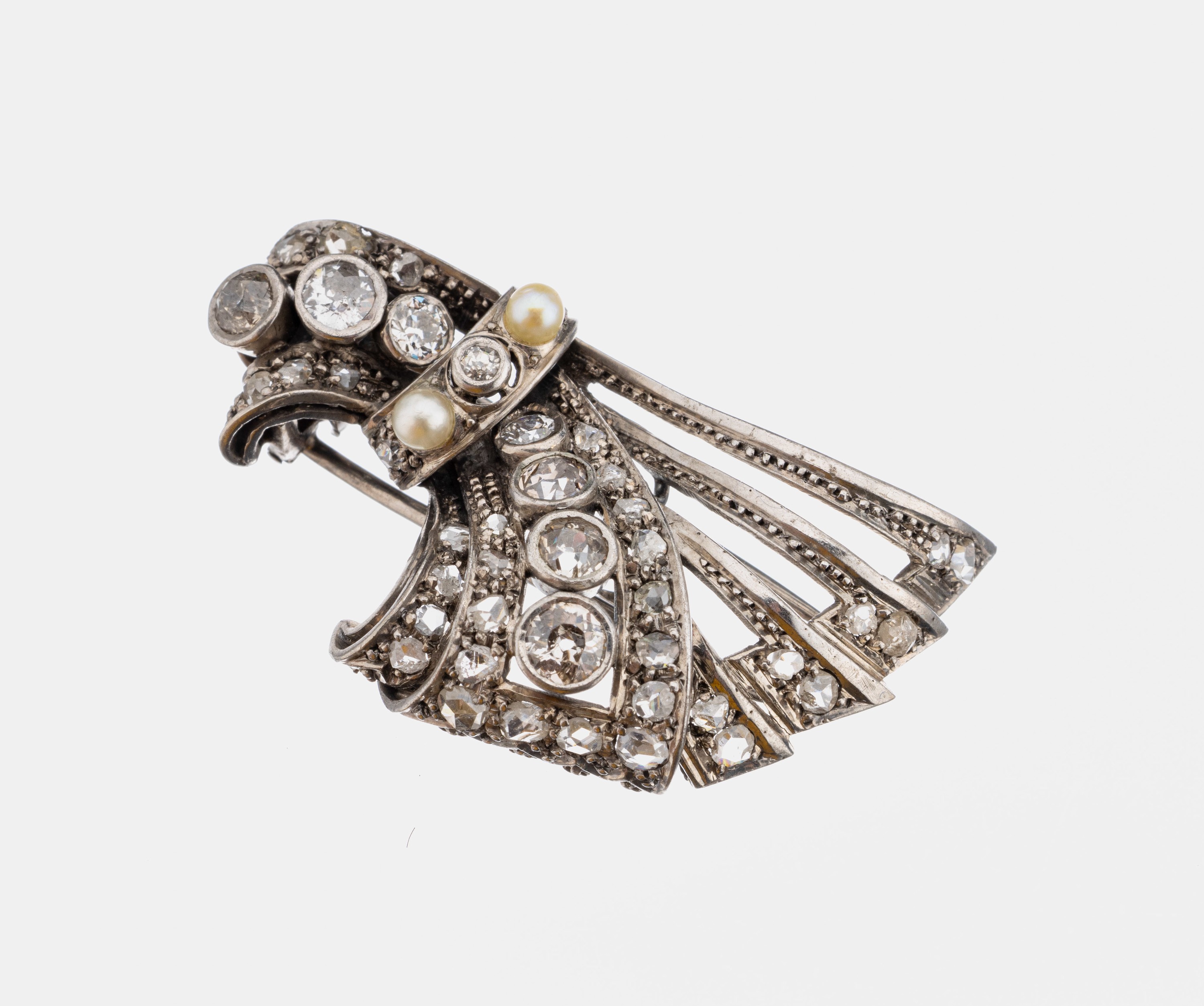 Art Deco Diamant-Brosche, um 1920, Silber gepr., geschwungen, 8 Altschliffdiamanten und 35 Diamantrosen zus. ca. 2.00 ct l.get.Weiß- get.Weiß/p, ...