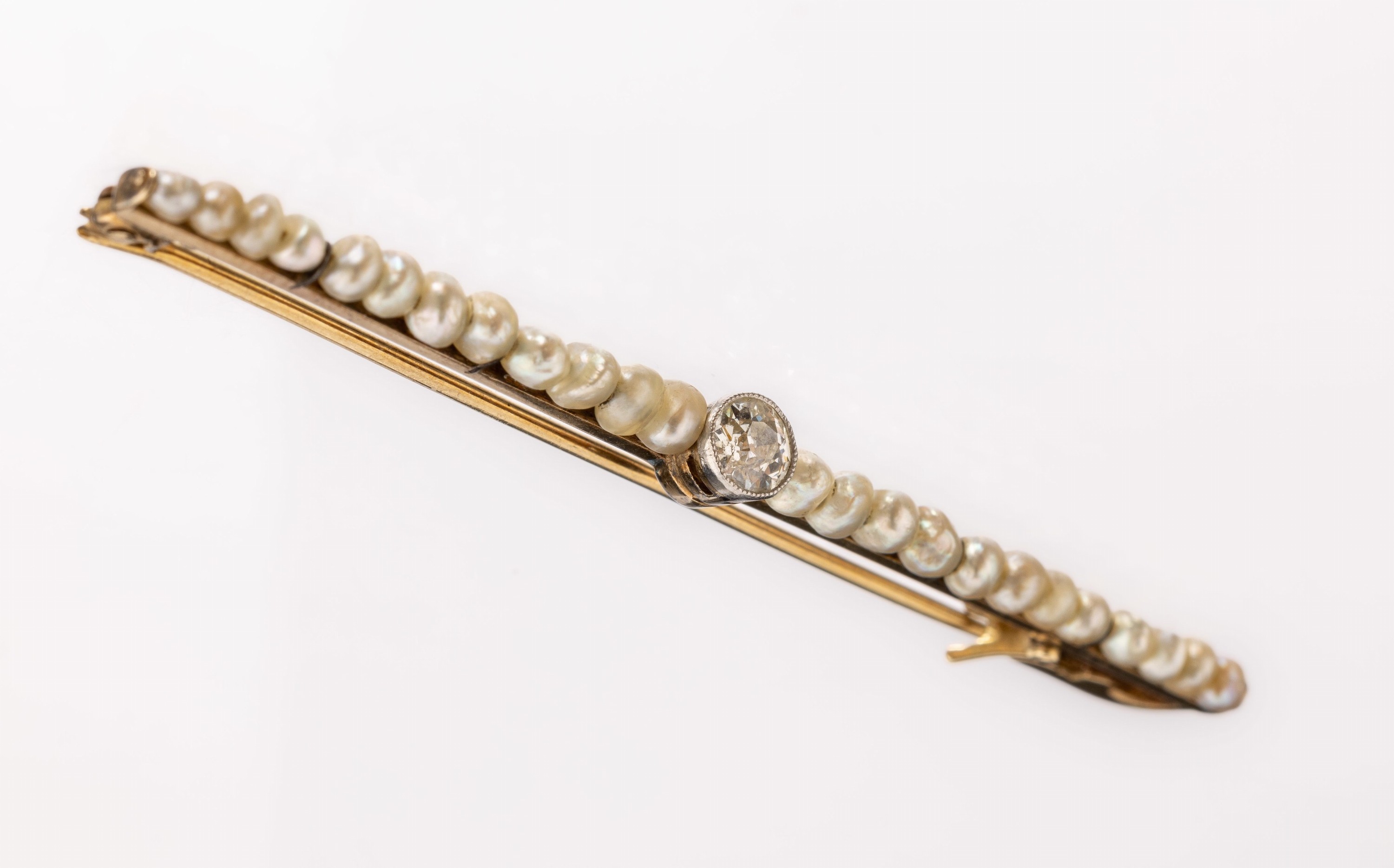 14 kt Gold Diamant-Perl-Brosche, um 1910, GG 585/000, länglich, mittig in Platin gefasster Altschliffdiamant ca. 0.40 ct l.get.Weiß/si, 24 Perlen, ...