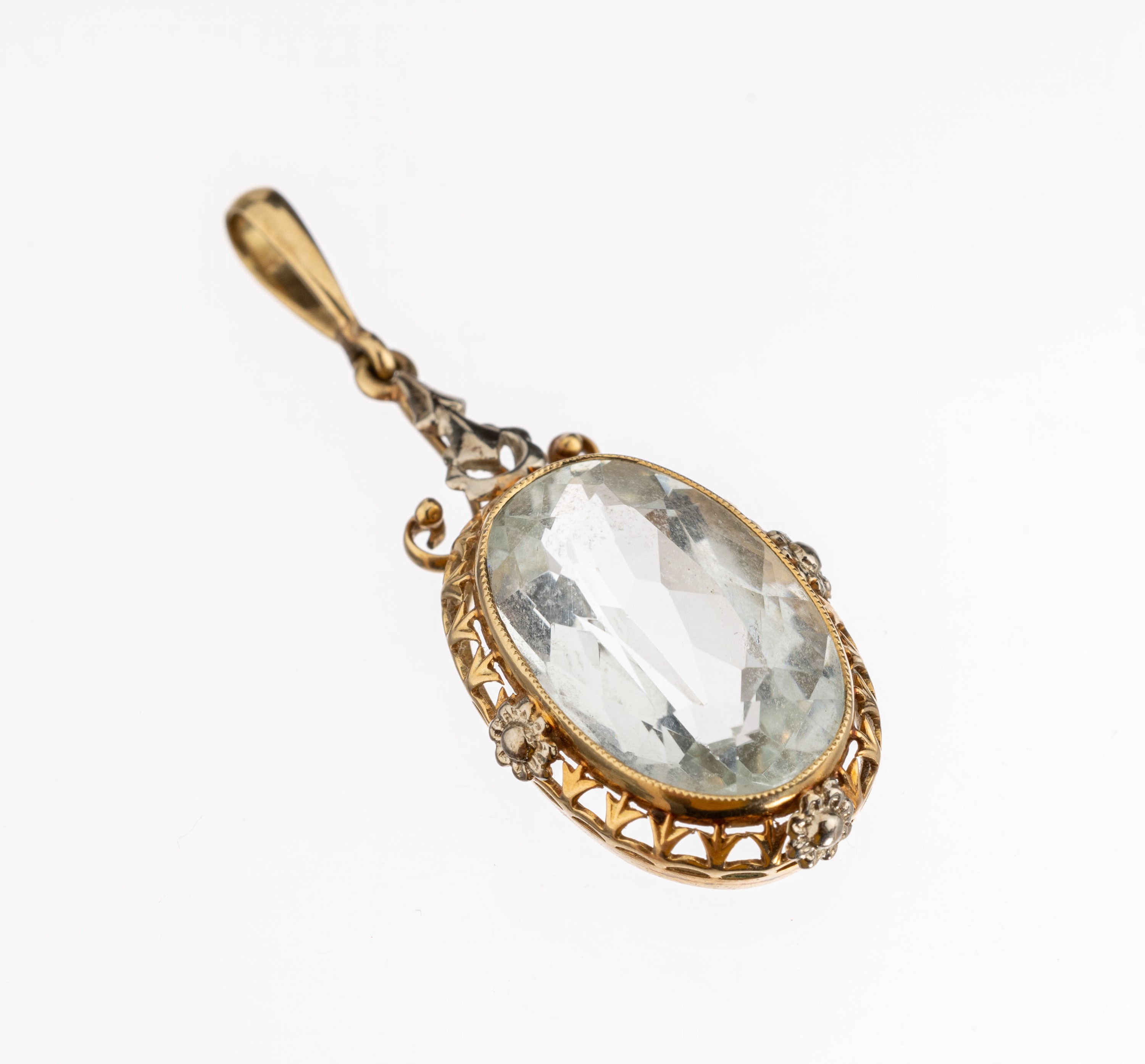 14 kt Gold Aquamarin-Anhänger, um 1920-30, GG 585/000, ovalfacett. Aquamarin ca. 5.0 ct, Rahmung mit geschwungenen Elementen, ca. 2.4 g